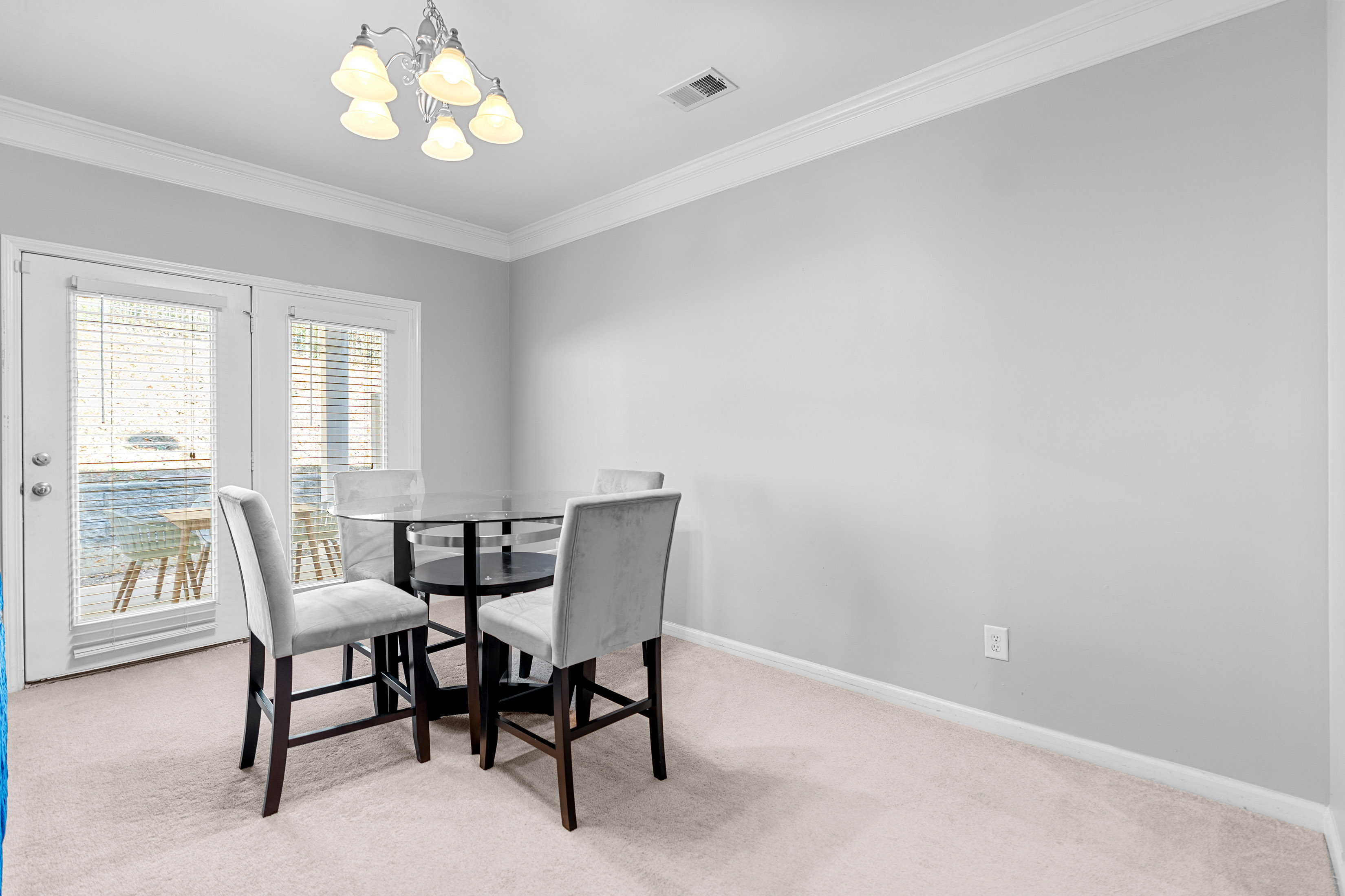  Stylish, Spacious and Ideally Located Townhome - 物件實景