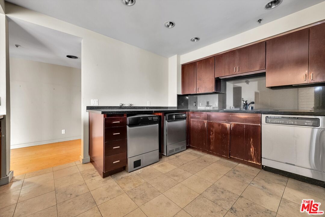 Los Angeles, California, 90024, United States, 2 Bedrooms Bedrooms, ,1 BathroomBathrooms,Residential,For Sale,1998471