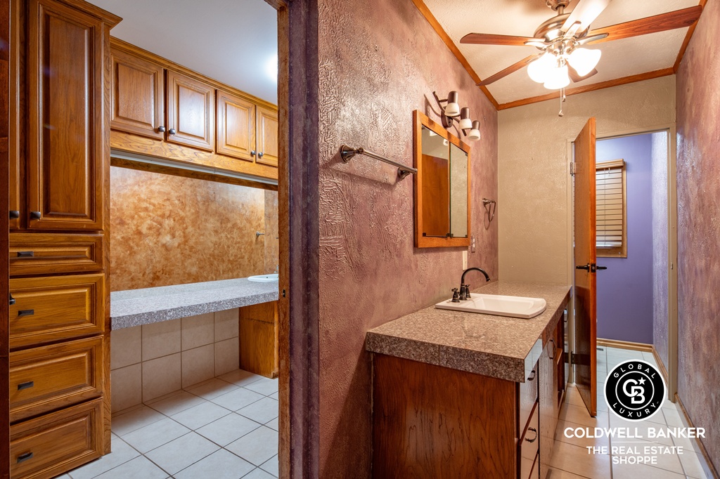 Garden City, Kansas, 67846, United States, 4 Bedrooms Bedrooms, ,Residential,For Sale,2003039