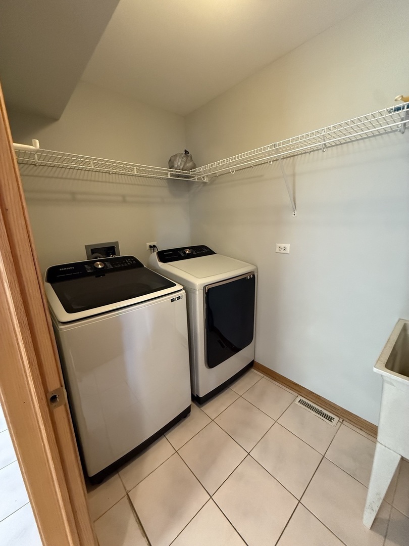 Burbank, Illinois, 60459, United States, 4 Bedrooms Bedrooms, ,3 BathroomsBathrooms,Residential,For Sale,1921383