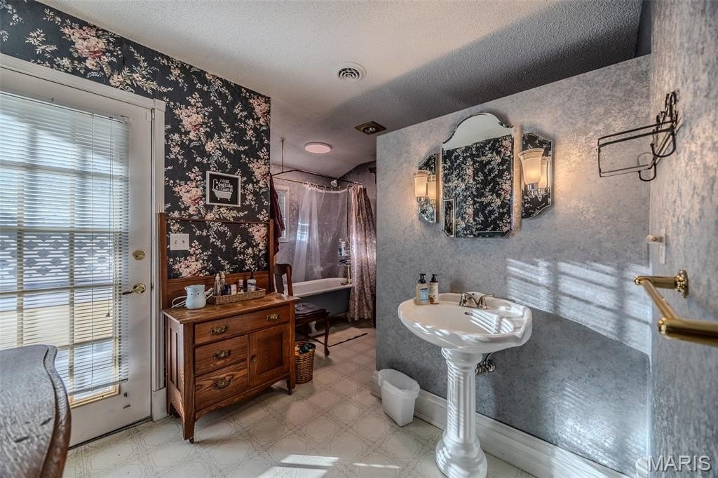 Lebanon, Missouri, 65536, United States, 3 Bedrooms Bedrooms, ,4 BathroomsBathrooms,Residential,For Sale,2017638