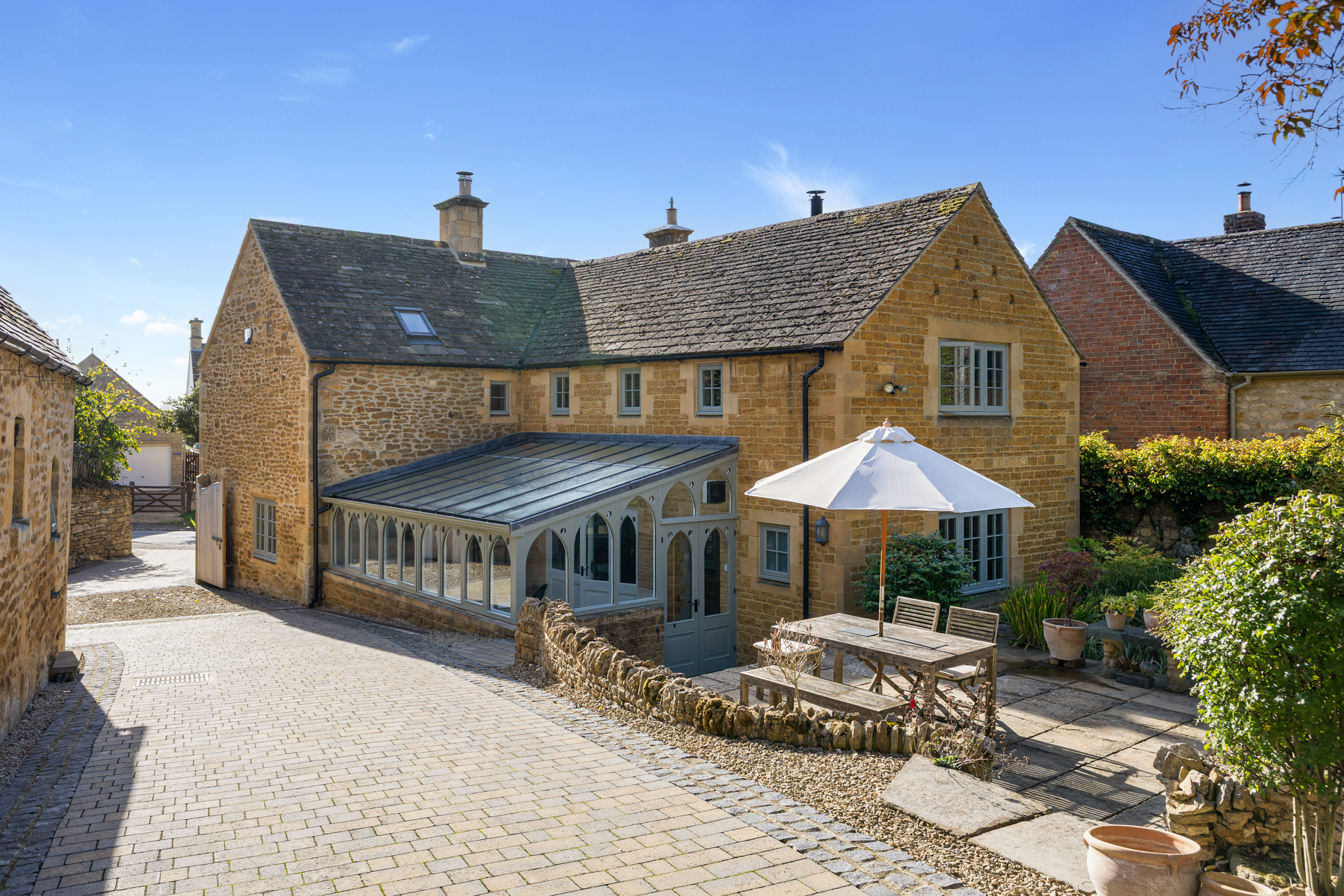  A Cotswolds stone village house with an annexe and extensive outbuildings - 物件實景