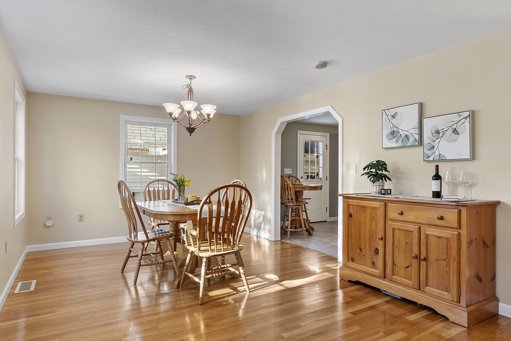 Dracut, Massachusetts, 01826, United States, 3 Bedrooms Bedrooms, ,2 BathroomsBathrooms,Residential,For Sale,1988134