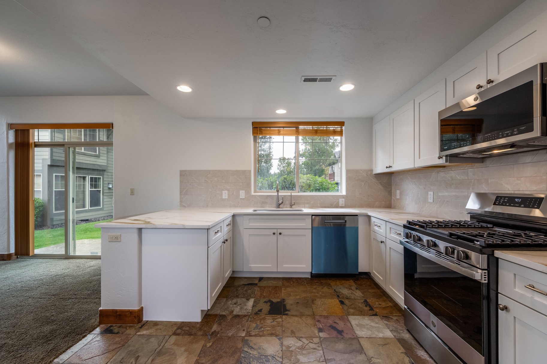  3-Bedroom Fox Point Townhome with 2-Car Garage & Newly Updated Kitchen - 物件實景
