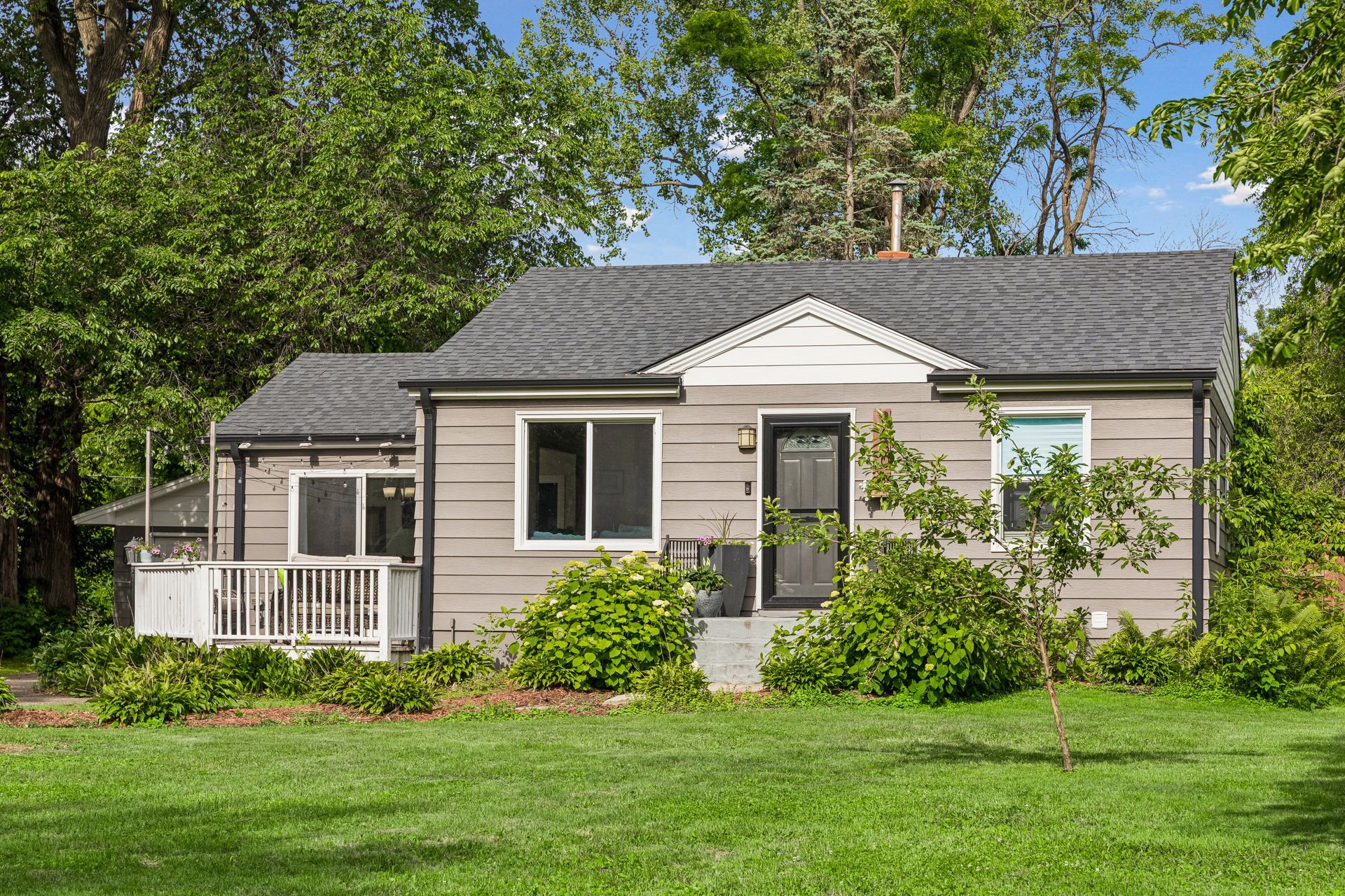  Turnkey Rambler With Exceptional Outdoor Living - 物件實景