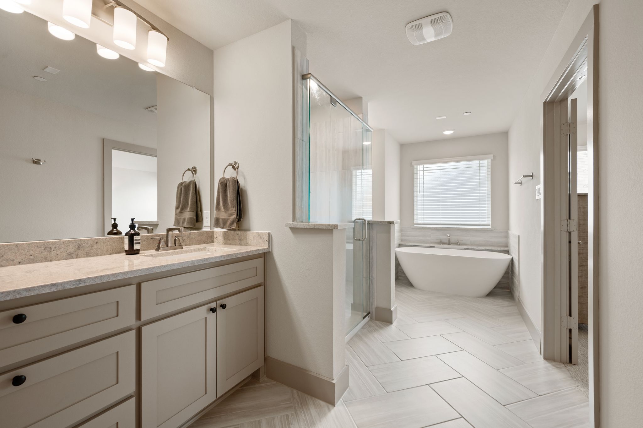  Modern Luxury Meets Effortless Living at The Abbey At Mercer Crossing - 物件實景