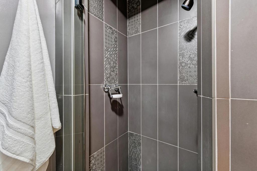 San Francisco, California, 94134, United States, 3 Bedrooms Bedrooms, ,2 BathroomsBathrooms,Residential,For Sale,1943072