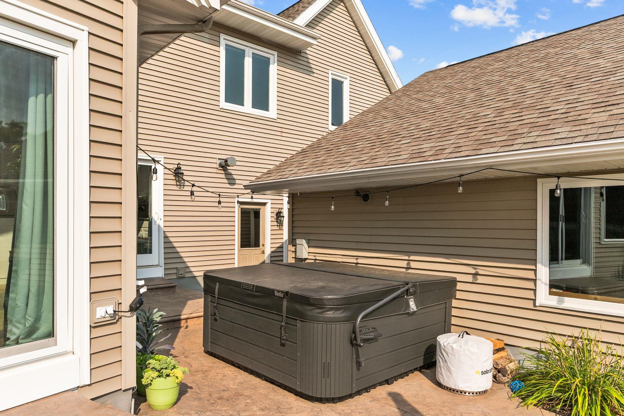 Winneconne, Wisconsin, 54986, United States, 3 Bedrooms Bedrooms, ,4 BathroomsBathrooms,Residential,For Sale,1944874
