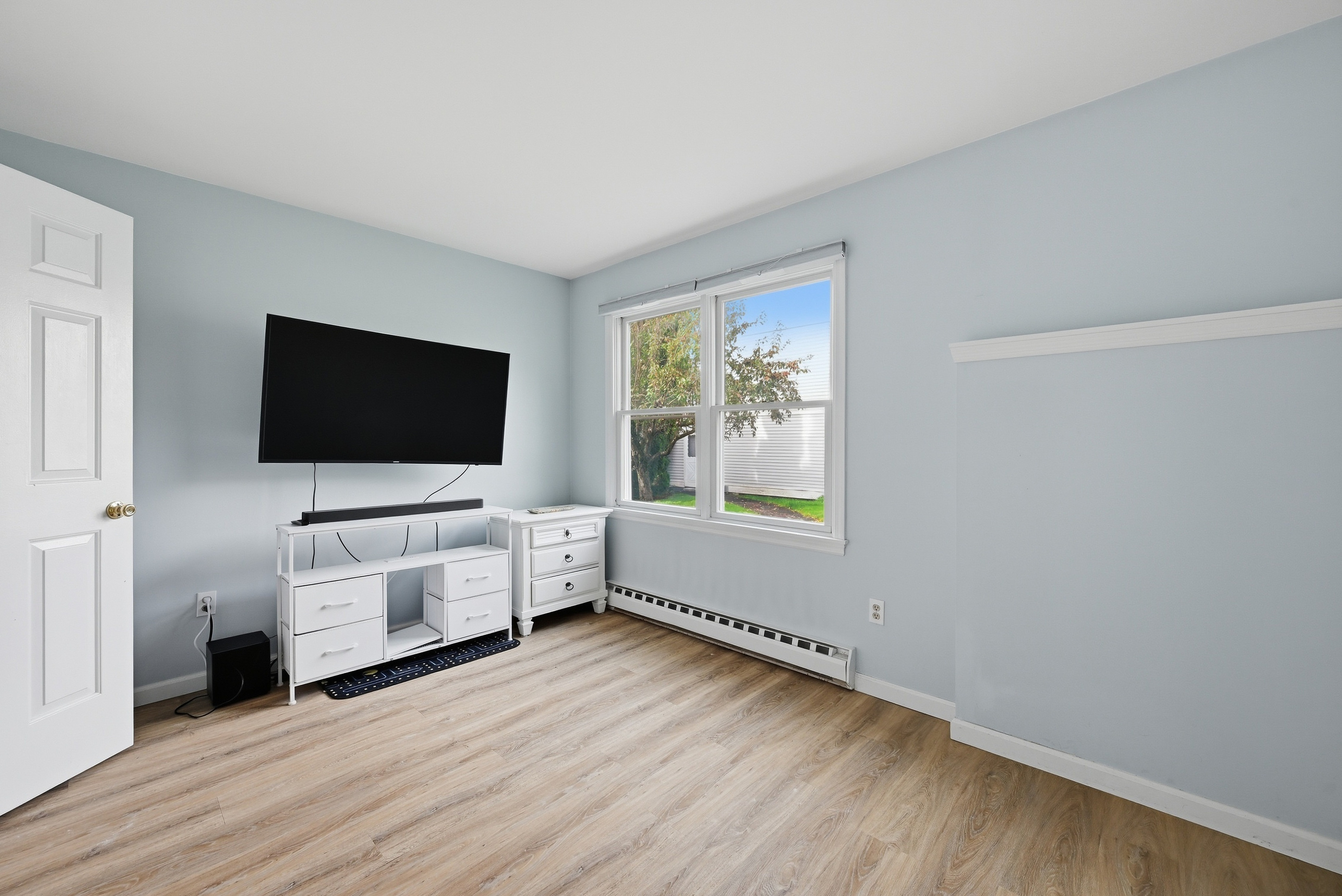  Immaculate Lower-Level End Unit - 物件實景