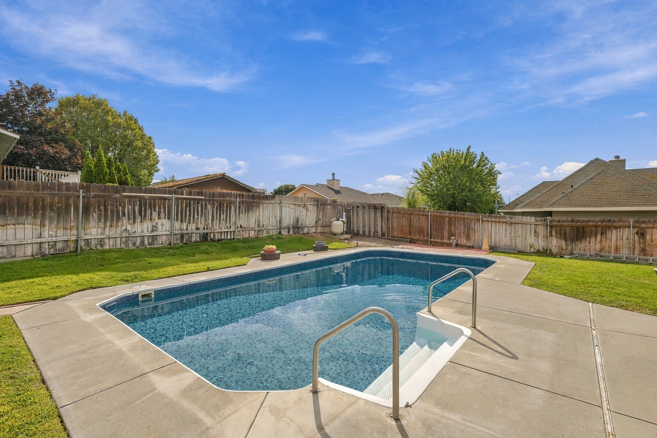  Spacious home plus pool - 物件實景