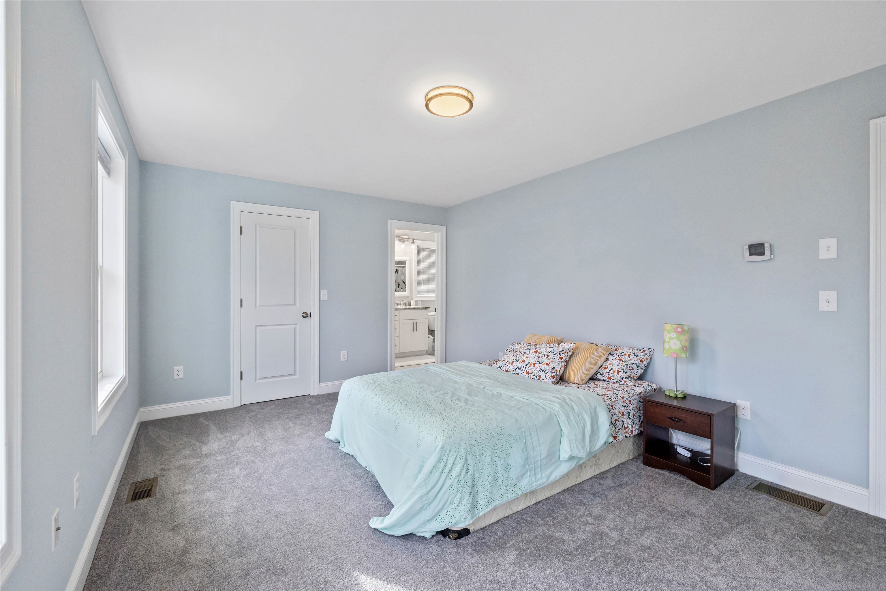 Hudson, New Hampshire, 03051, United States, 3 Bedrooms Bedrooms, ,2 BathroomsBathrooms,Residential,For Sale,1990943