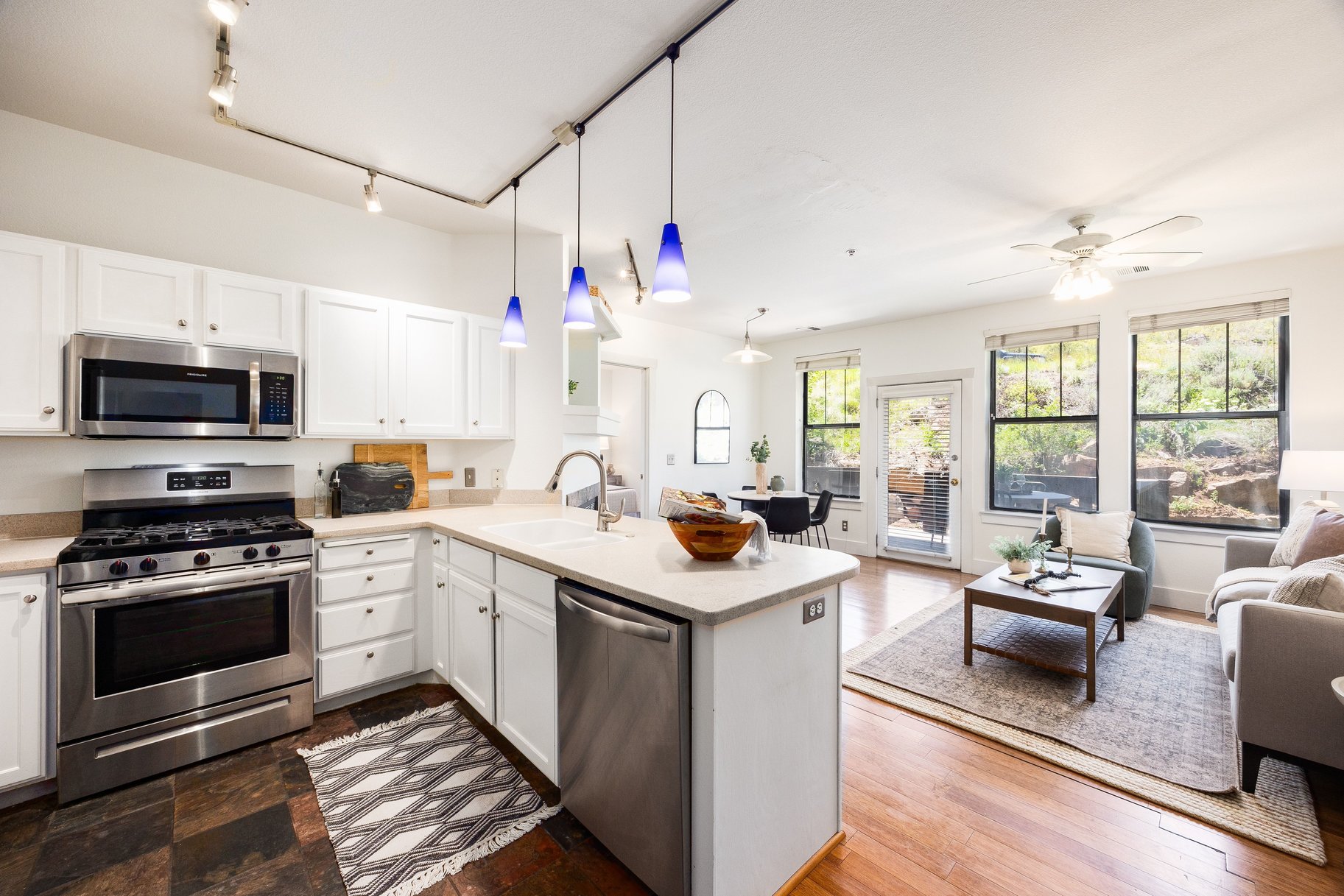 Light Filled Open Floor Plan with Seamless Access to Outdoor Space - 物件實景