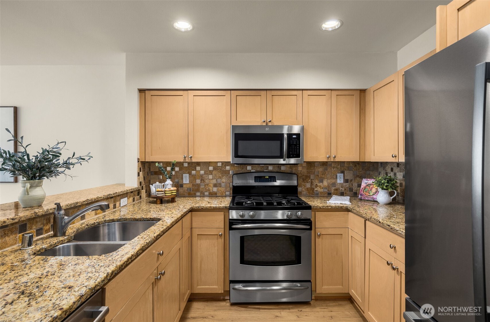 Kirkland, Washington, 98033, United States, 2 Bedrooms Bedrooms, ,2 BathroomsBathrooms,Residential,For Sale,1885386