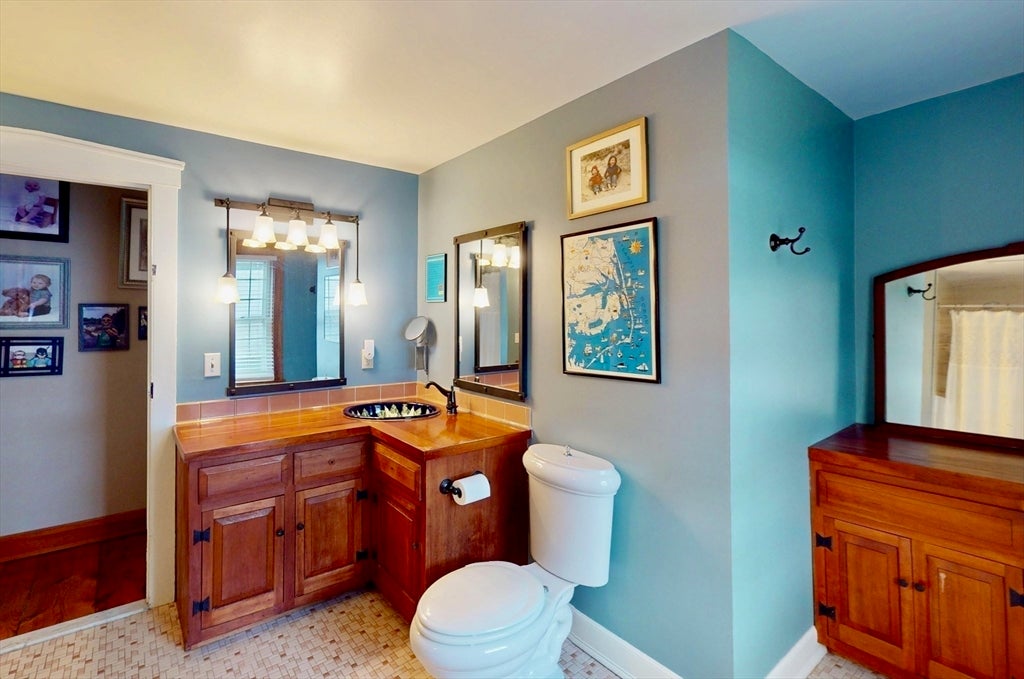 Hadley, Massachusetts, 01035, United States, 5 Bedrooms Bedrooms, ,3 BathroomsBathrooms,Residential,For Sale,1885251