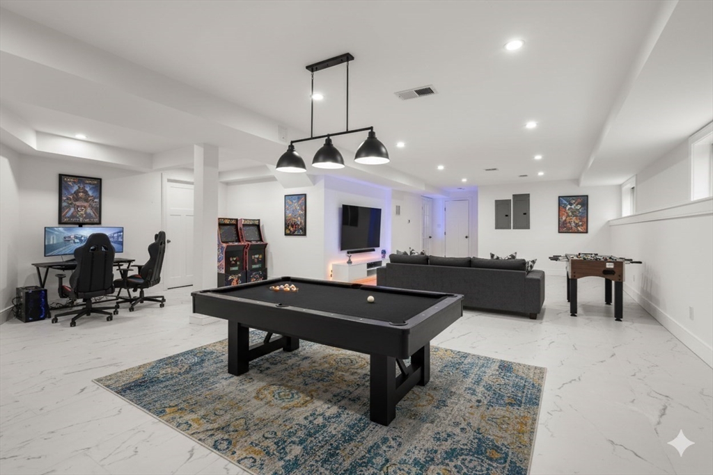 Weston, Massachusetts, 02493, United States, 4 Bedrooms Bedrooms, ,5 BathroomsBathrooms,Residential,For Sale,1989089