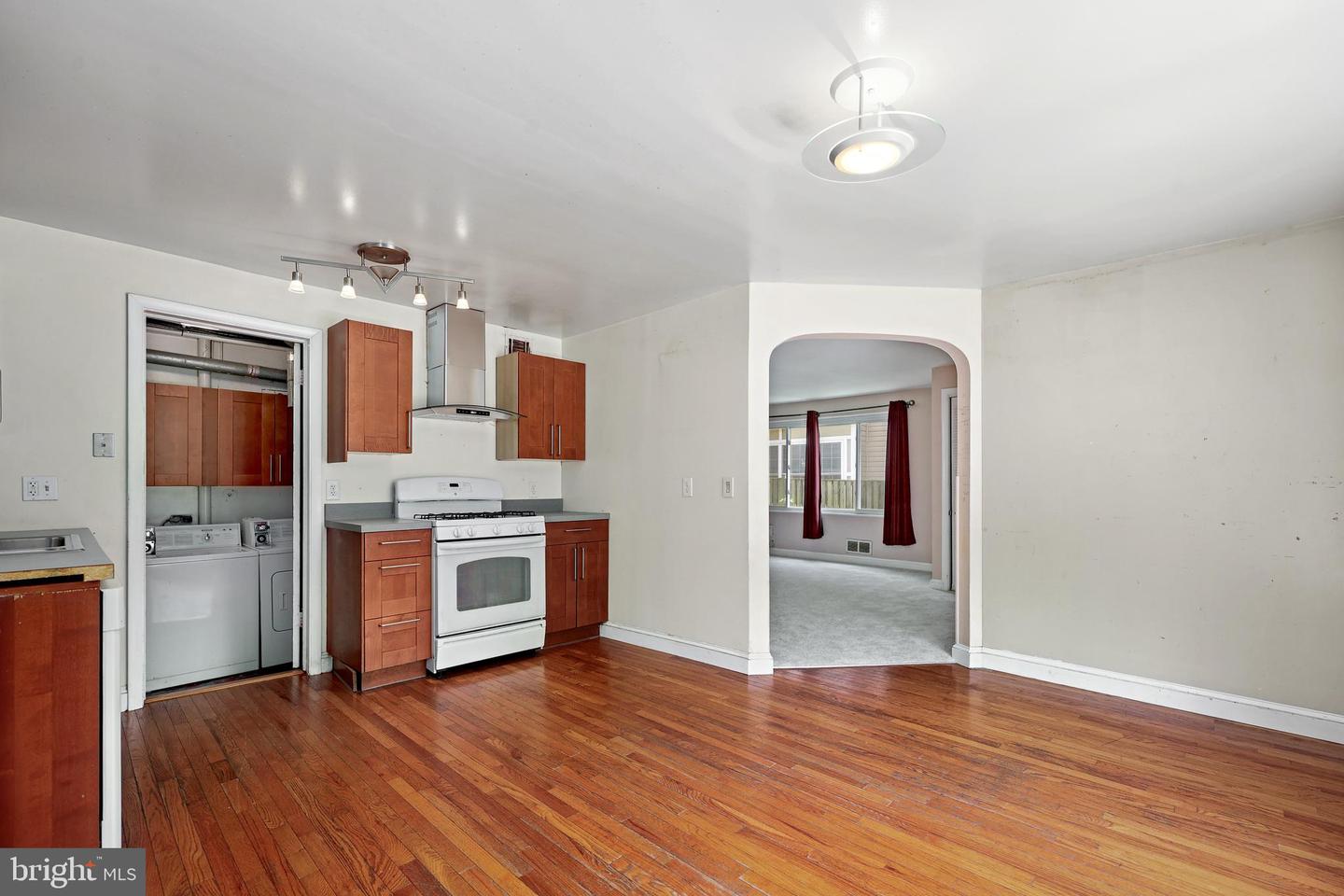 Falls Church, Virginia, 22042, United States, 5 Bedrooms Bedrooms, ,2 BathroomsBathrooms,Residential,For Sale,1932563