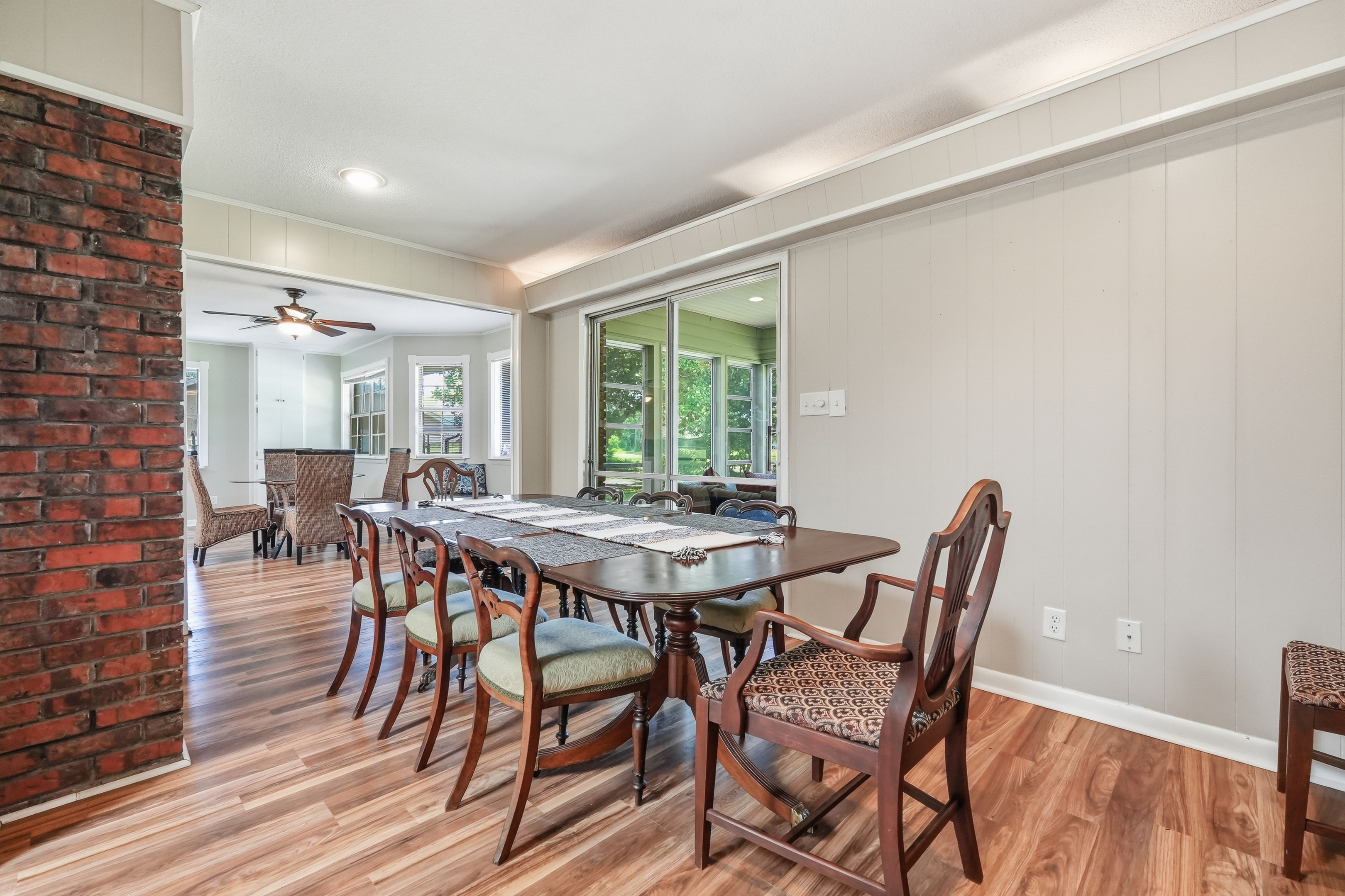  Well-Maintained Golf Course Home with Flexible Living Spaces - 物件實景