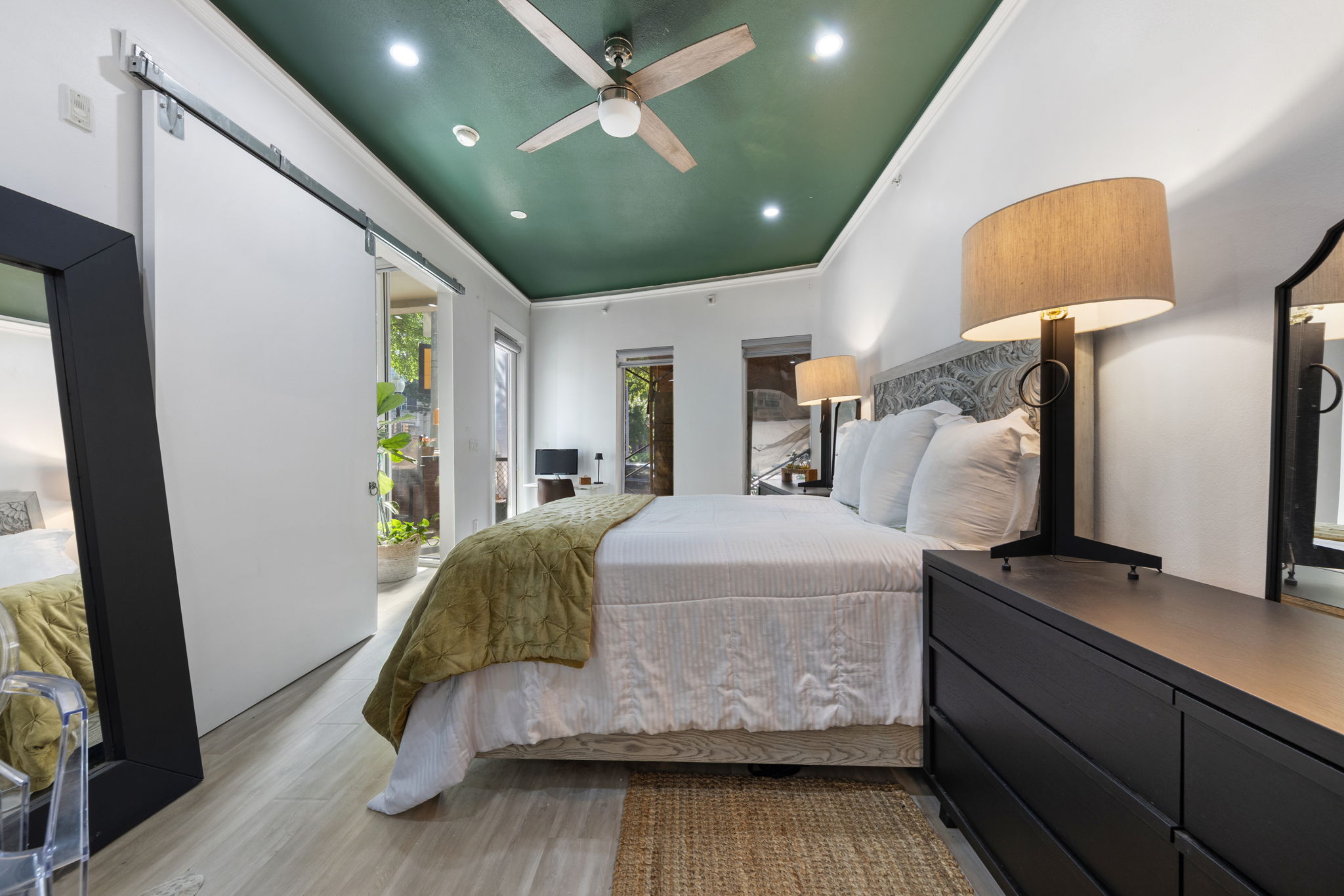 Stunning Updated 1BR/1.5BA Condo — Move-In Ready in the Heart of Uptown - 物件實景