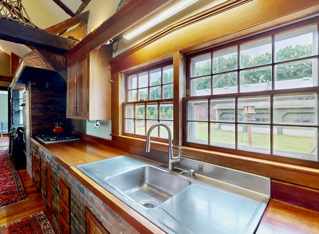 Hadley, Massachusetts, 01035, United States, 5 Bedrooms Bedrooms, ,3 BathroomsBathrooms,Residential,For Sale,1885251