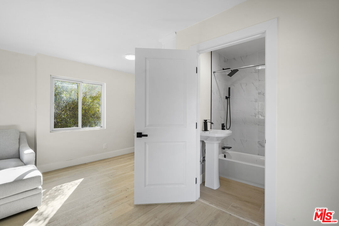 Los Angeles, California, 90068, United States, 5 Bedrooms Bedrooms, ,4 BathroomsBathrooms,Residential,For Sale,1892047