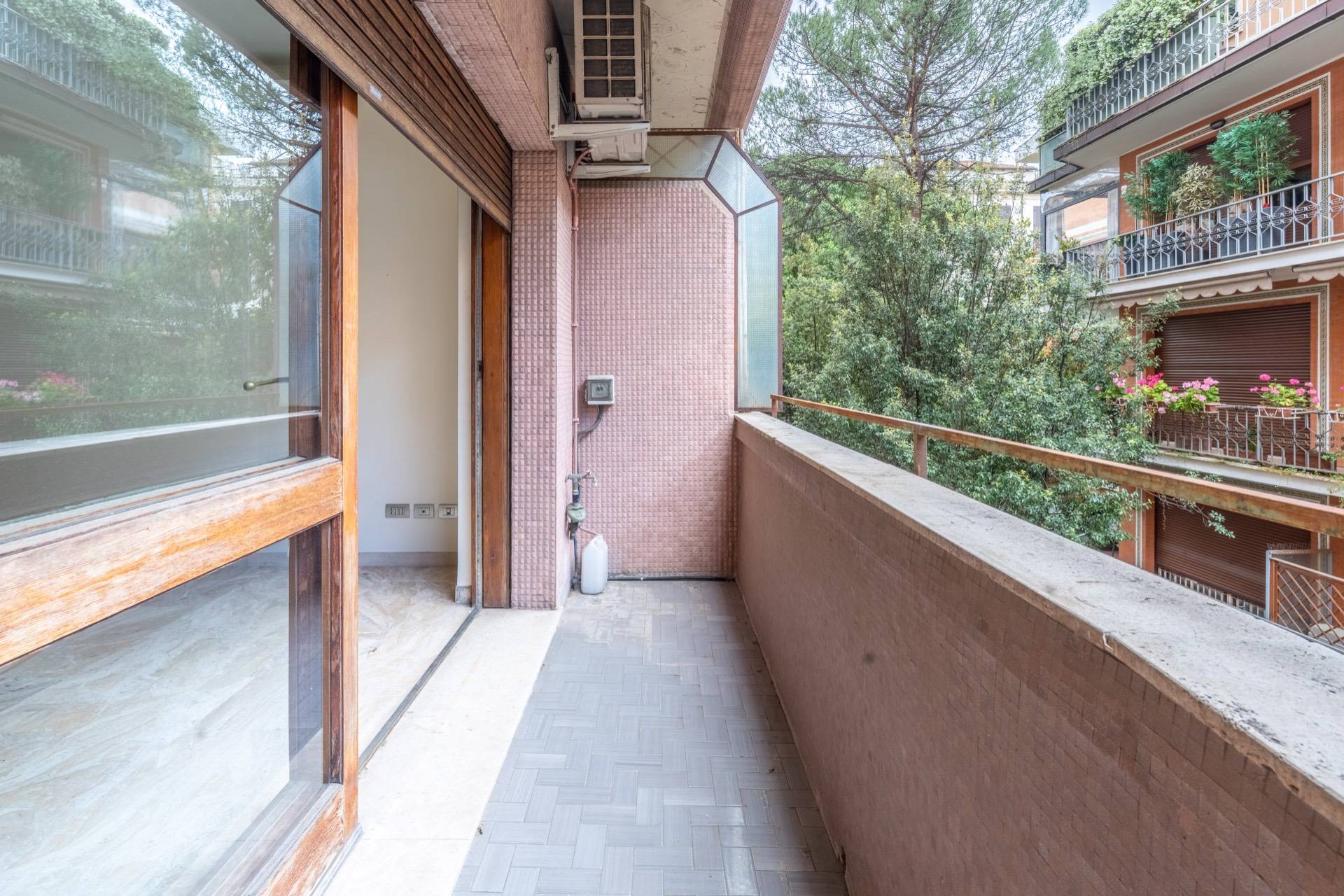 Roma, Roma, 00100, IT, 4 Bedrooms Bedrooms, ,2 BathroomsBathrooms,Residential,For Sale,1836935