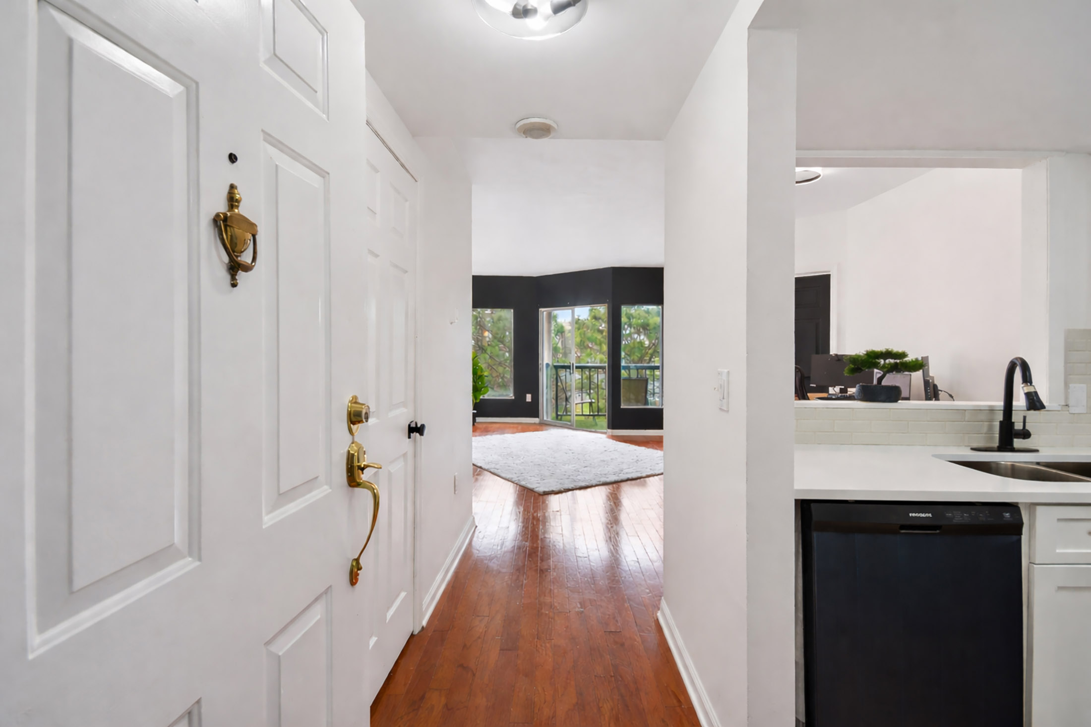  Stunning Designer-renovated Condo Minutes from Atlanta