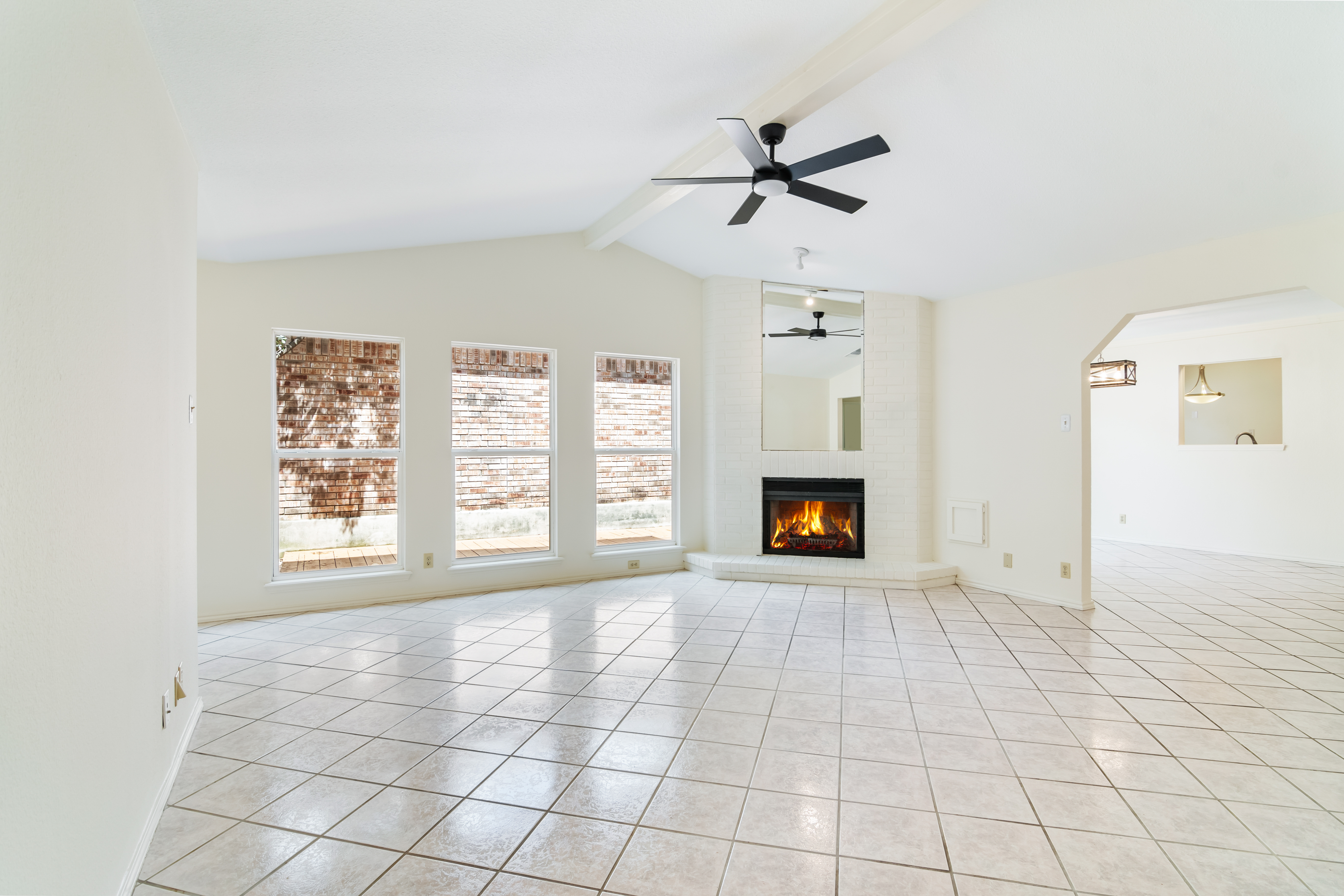  Spacious Woodridge Gem with Fireplace - 物件實景