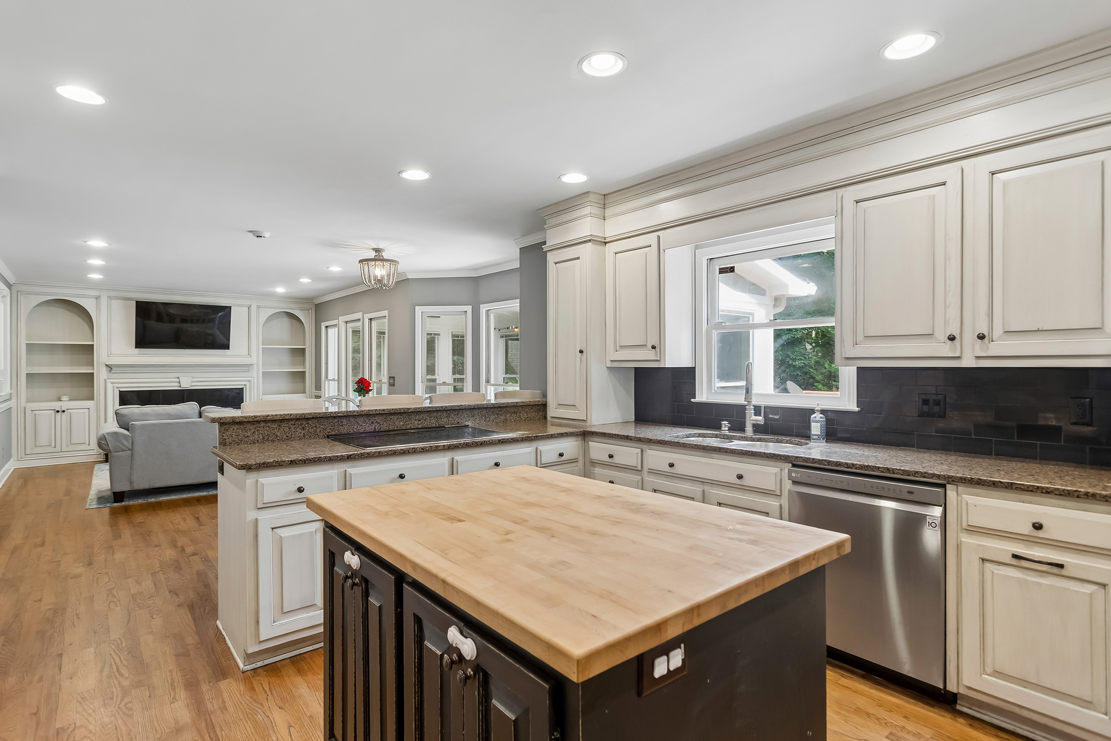  Beautifully Updated Four Bedroom Home in an Active Swim/Tennis Community - 物件實景