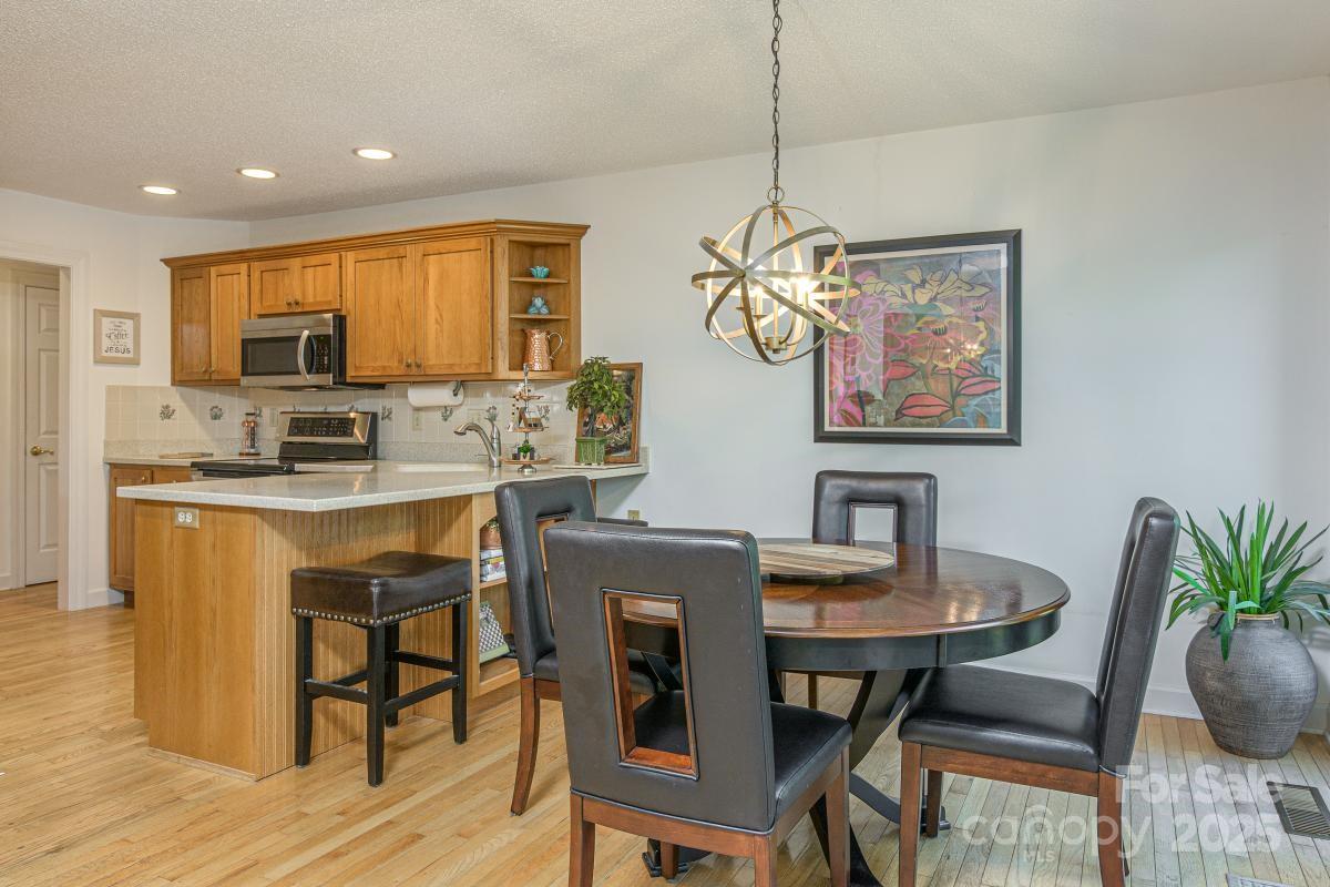 Hendersonville, North Carolina, 28739, United States, 3 Bedrooms Bedrooms, ,2 BathroomsBathrooms,Residential,For Sale,1974485