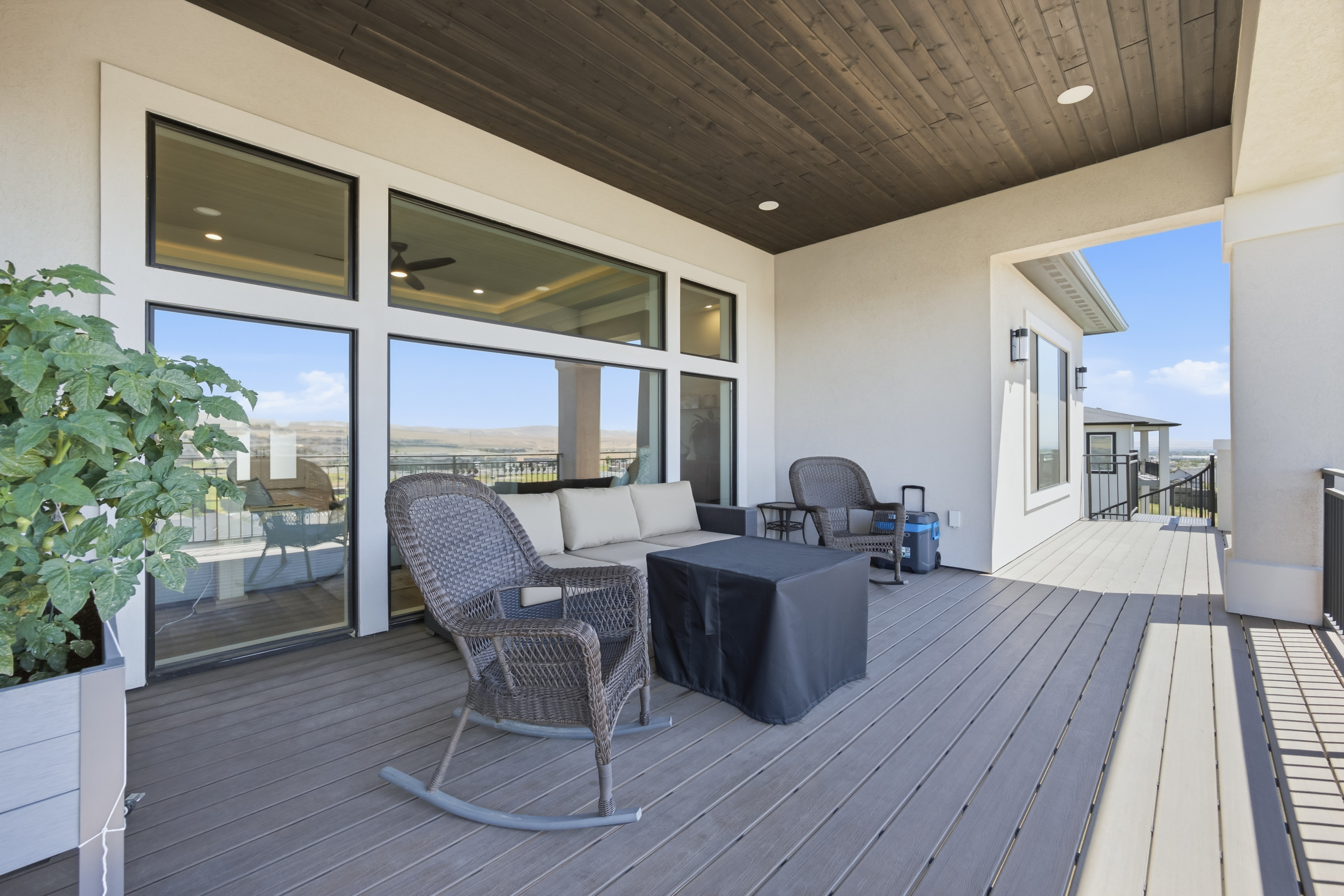  Discover This Stunning Resale Prodigy Homes Aria Basement Model - 物件實景