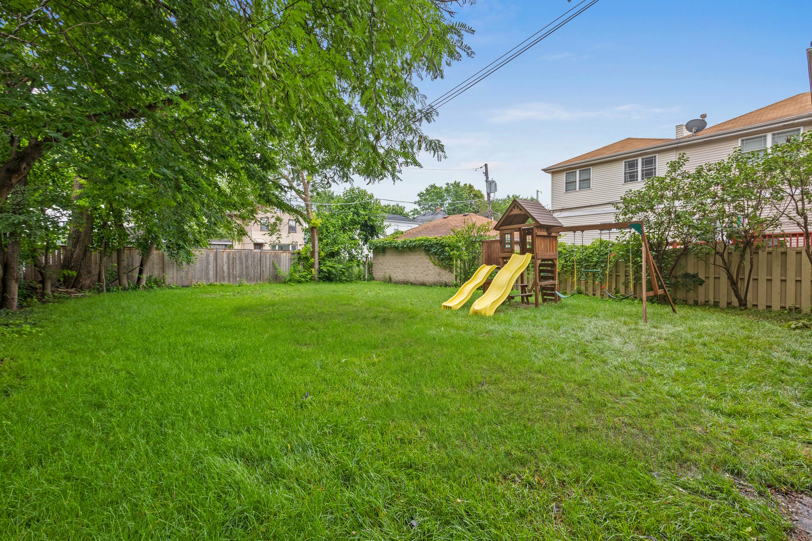 Chicago, Illinois, 60641, United States, 5 Bedrooms Bedrooms, ,3 BathroomsBathrooms,Residential,For Sale,1891255