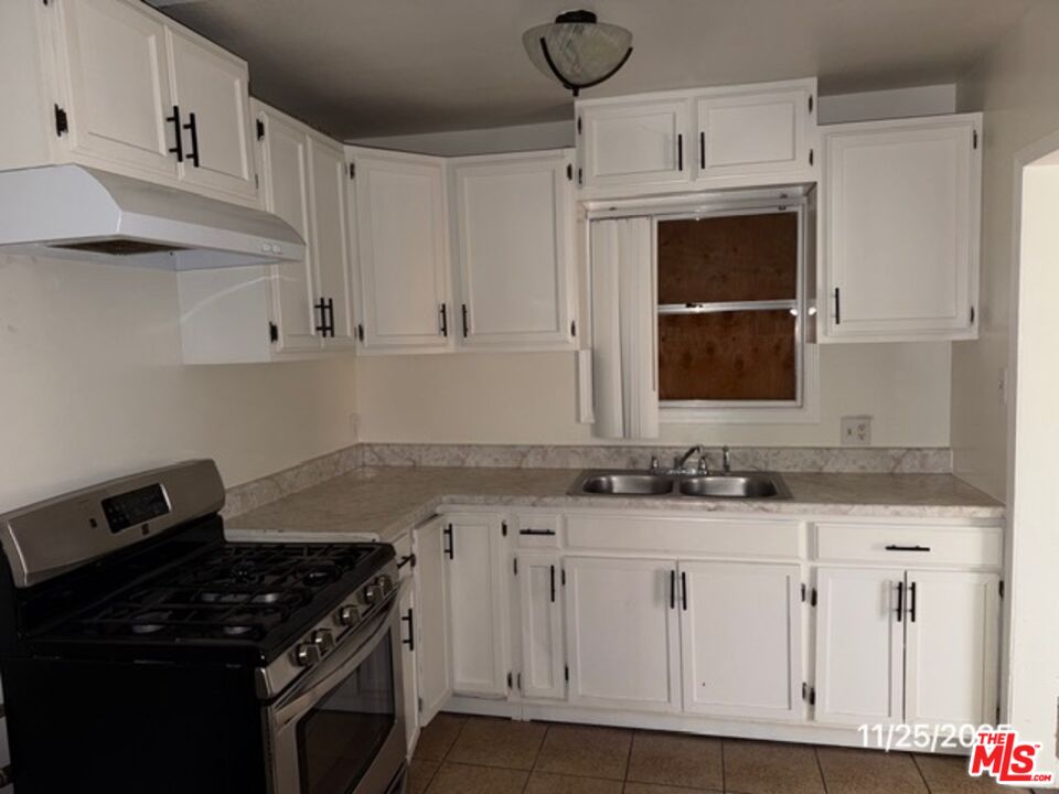 Los Angeles, California, 90019, United States, 6 Bedrooms Bedrooms, ,Residential,For Sale,1999080