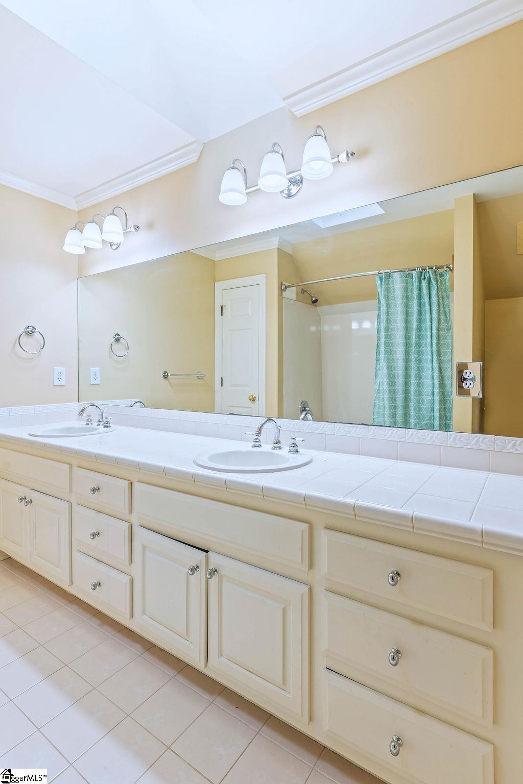 Greer, South Carolina, 29650, United States, 5 Bedrooms Bedrooms, ,4 BathroomsBathrooms,Residential,For Sale,2005494