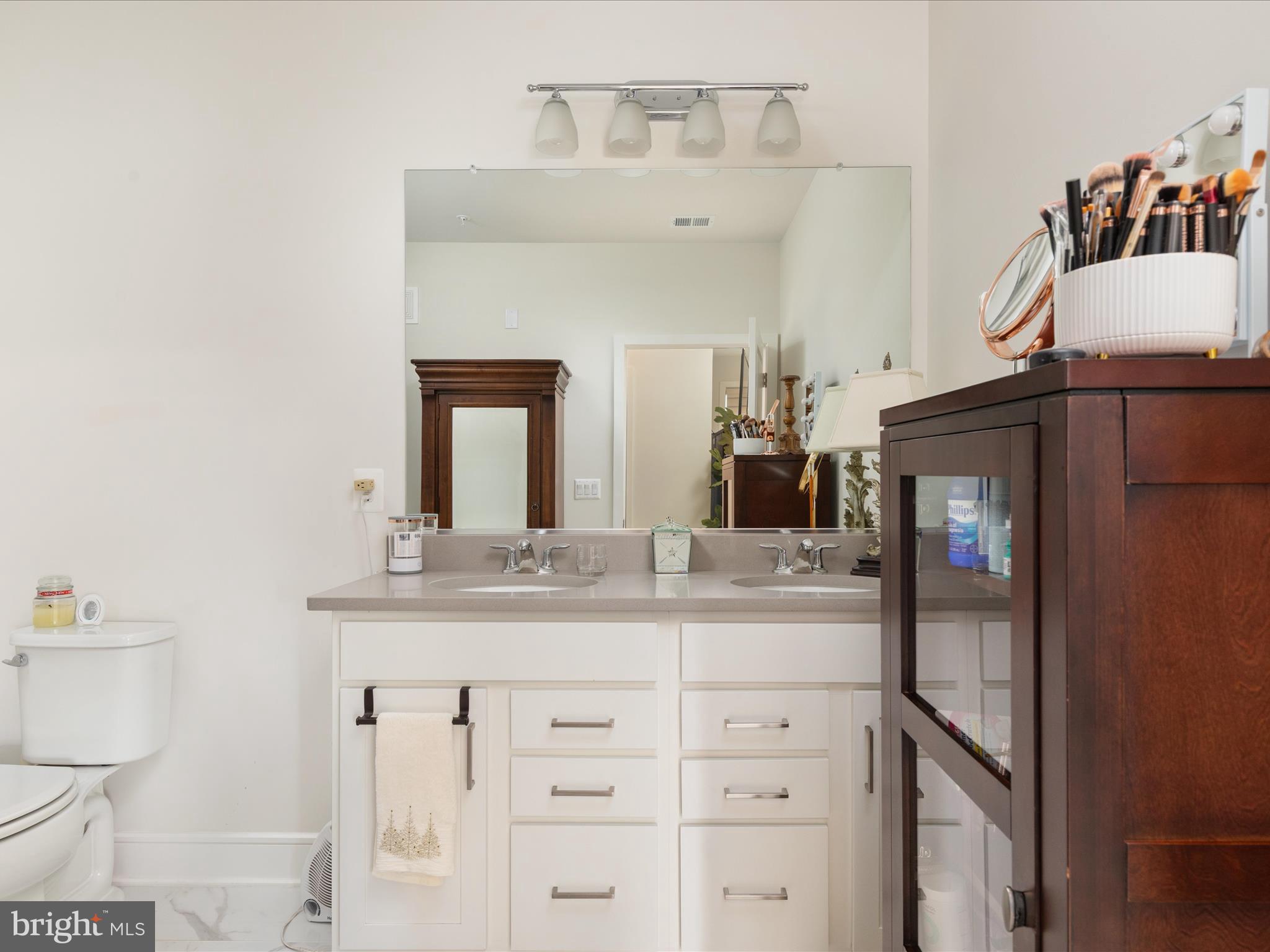 Ashburn, Virginia, 20148, United States, 3 Bedrooms Bedrooms, ,2 BathroomsBathrooms,Residential,For Sale,1980146