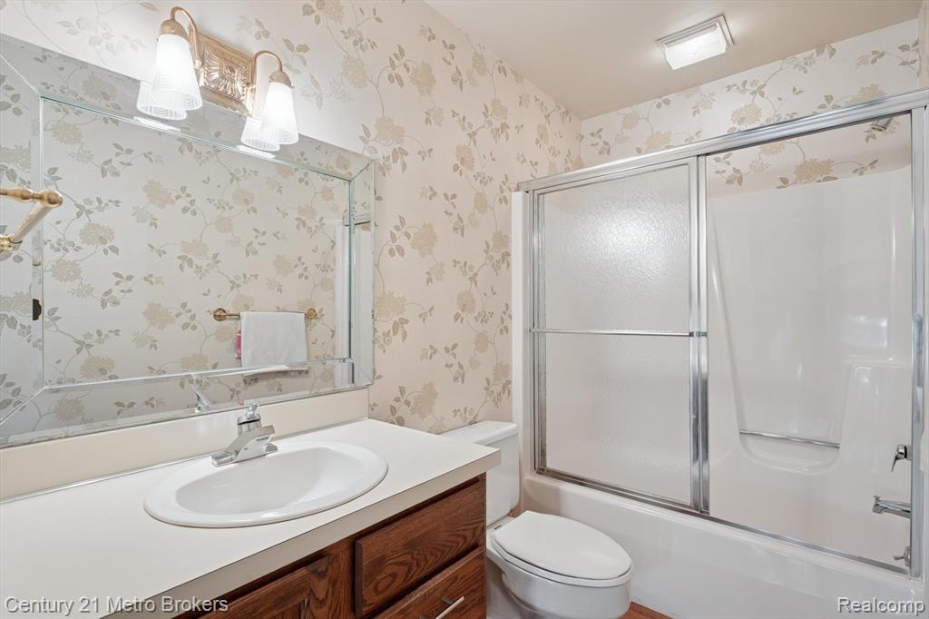 Grand Blanc, Michigan, 48439, United States, 3 Bedrooms Bedrooms, ,5 BathroomsBathrooms,Residential,For Sale,1986103