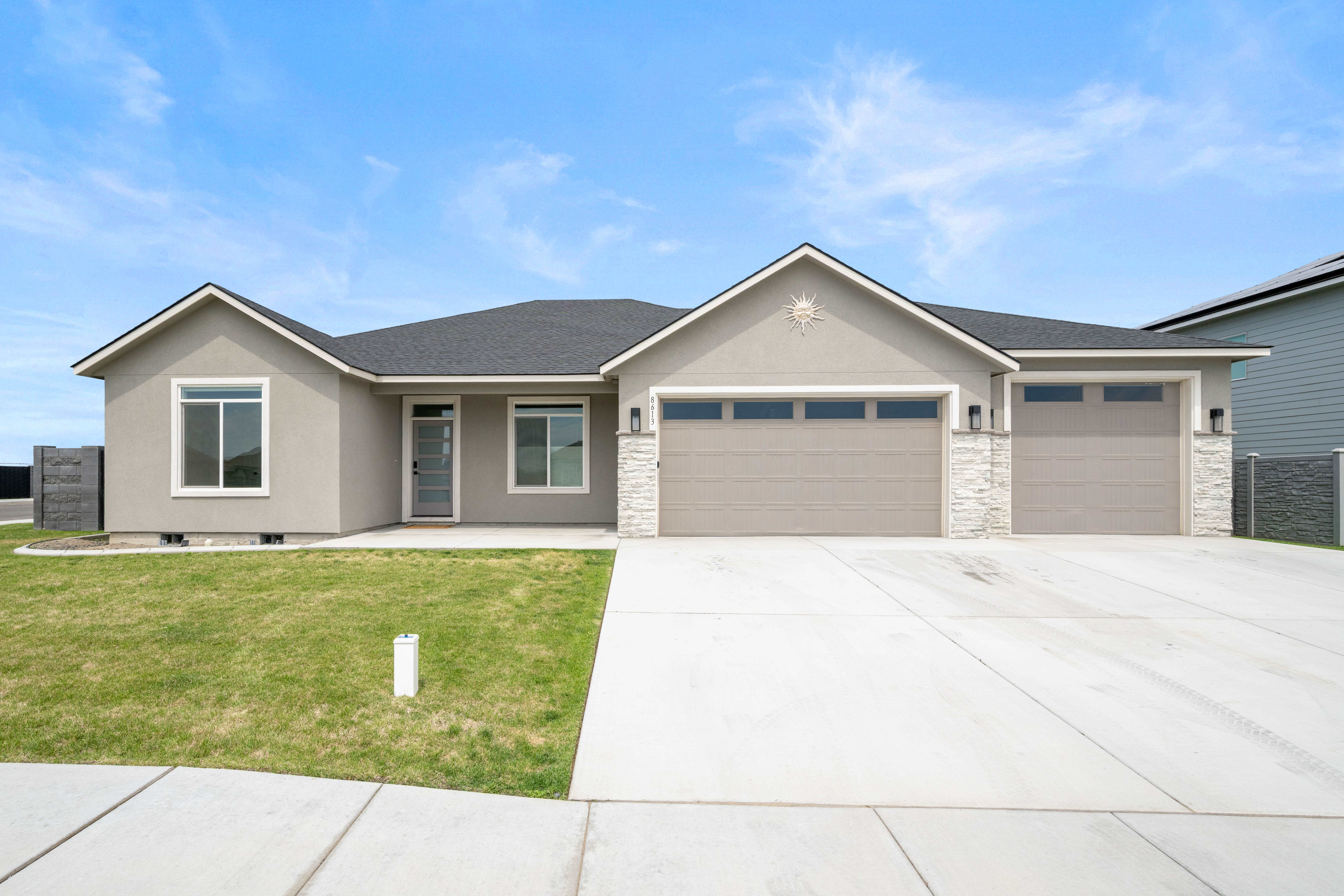  Like New, Fully Fenced, Corner Lot & 4-Car Garage - 物件實景