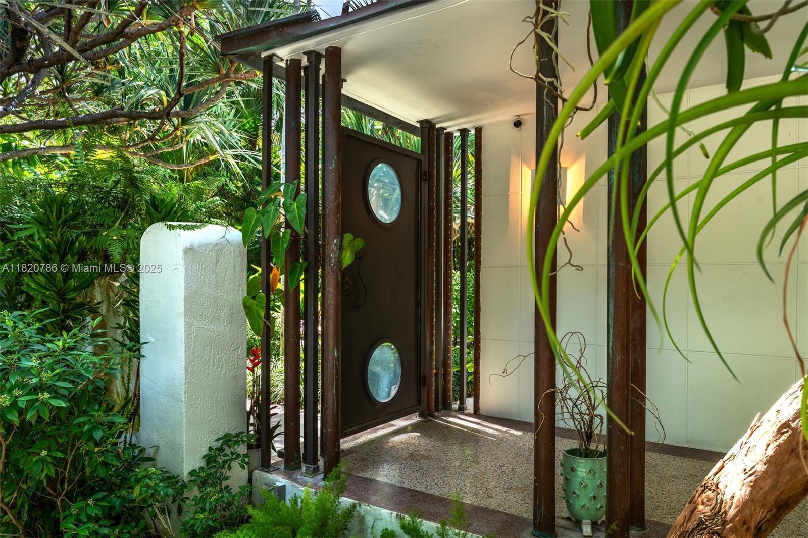 Miami Beach, Florida, 33140, United States, 3 Bedrooms Bedrooms, ,4 BathroomsBathrooms,Residential,For Sale,1858063