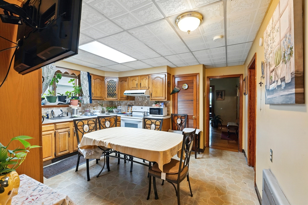 Worcester, Massachusetts, 01603, United States, 9 Bedrooms Bedrooms, ,3 BathroomsBathrooms,Residential,For Sale,1927945