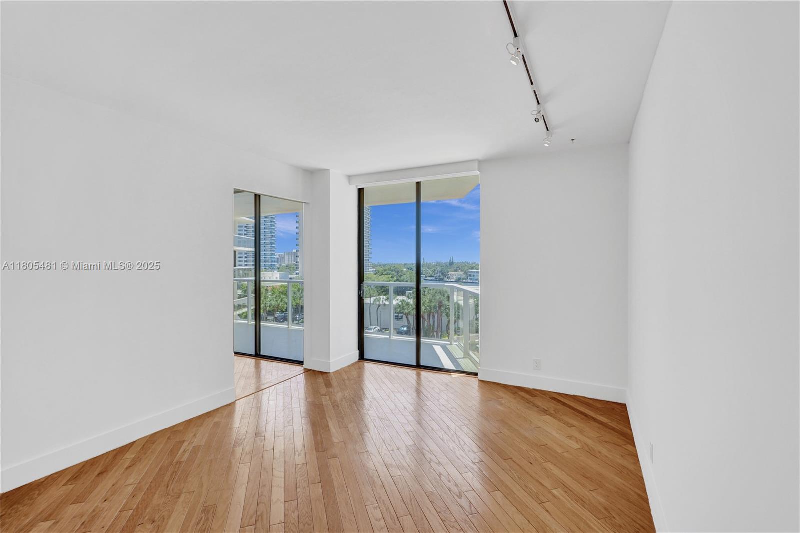 Aventura, Florida, 33180, United States, 2 Bedrooms Bedrooms, ,2 BathroomsBathrooms,Residential,For Sale,1827692