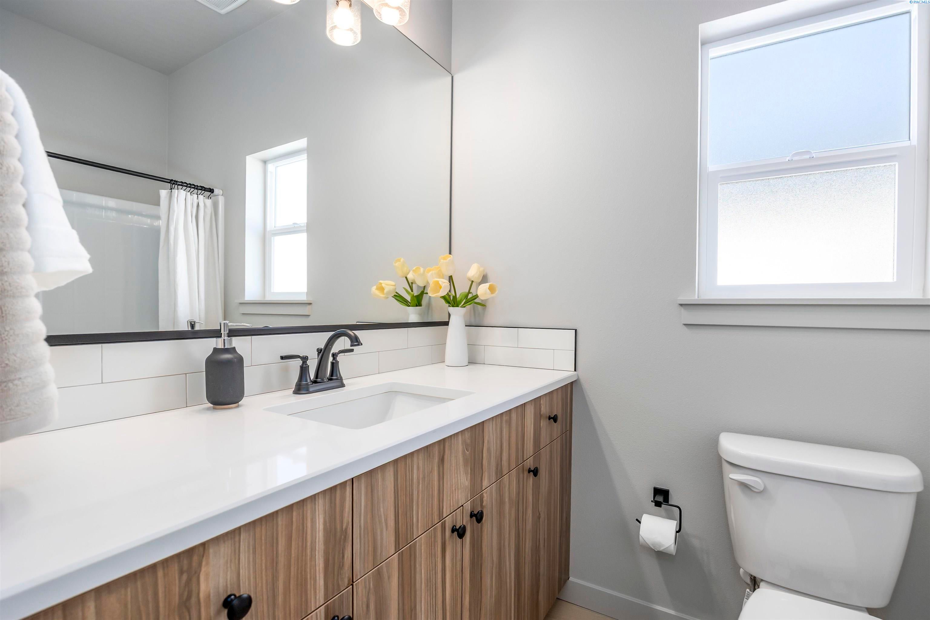 Richland, Washington, 99352, United States, 3 Bedrooms Bedrooms, ,3 BathroomsBathrooms,Residential,For Sale,1976143