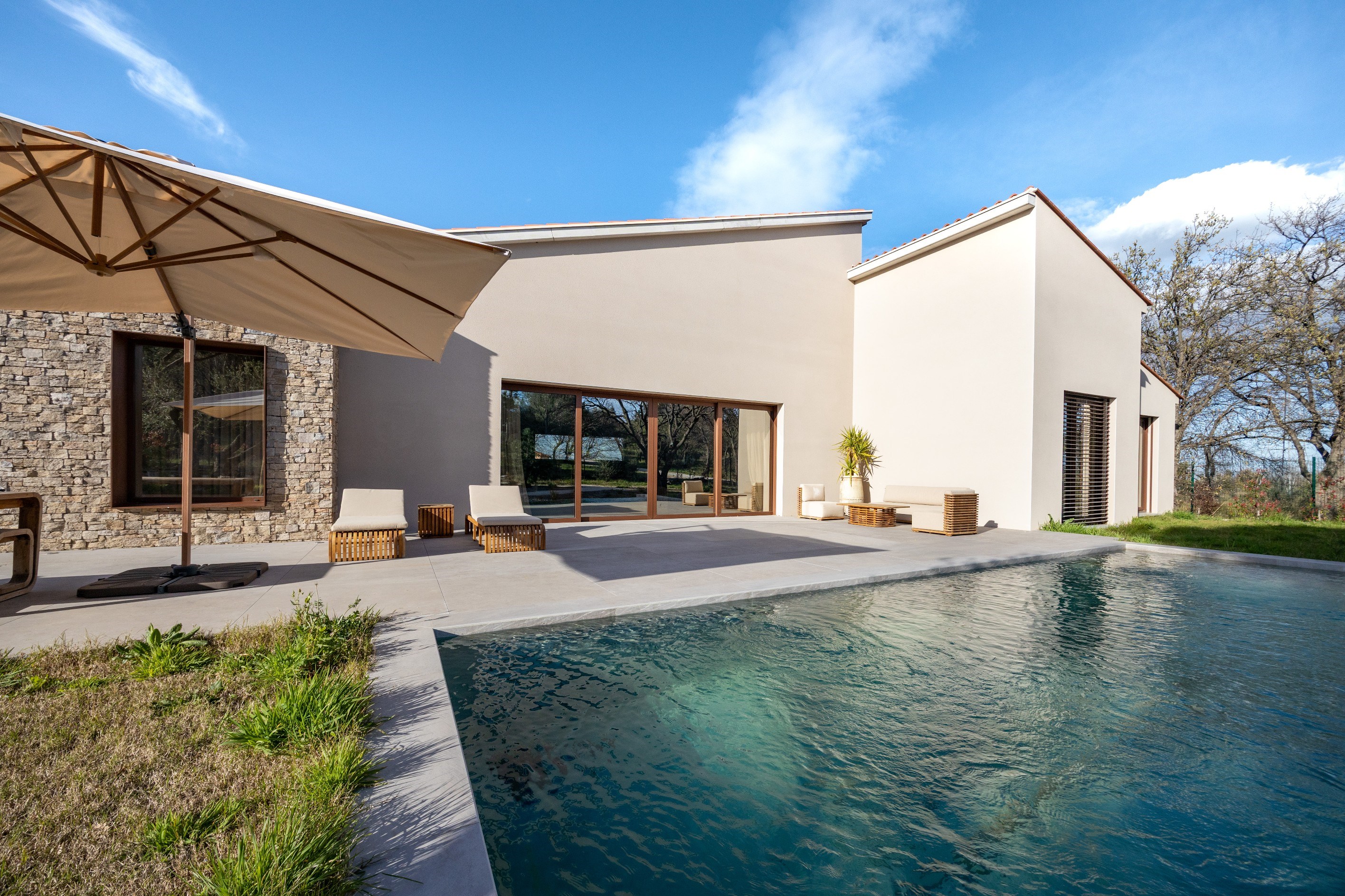  Contemporary single-storey villa with swimming pool in a natural setting - 物件實景
