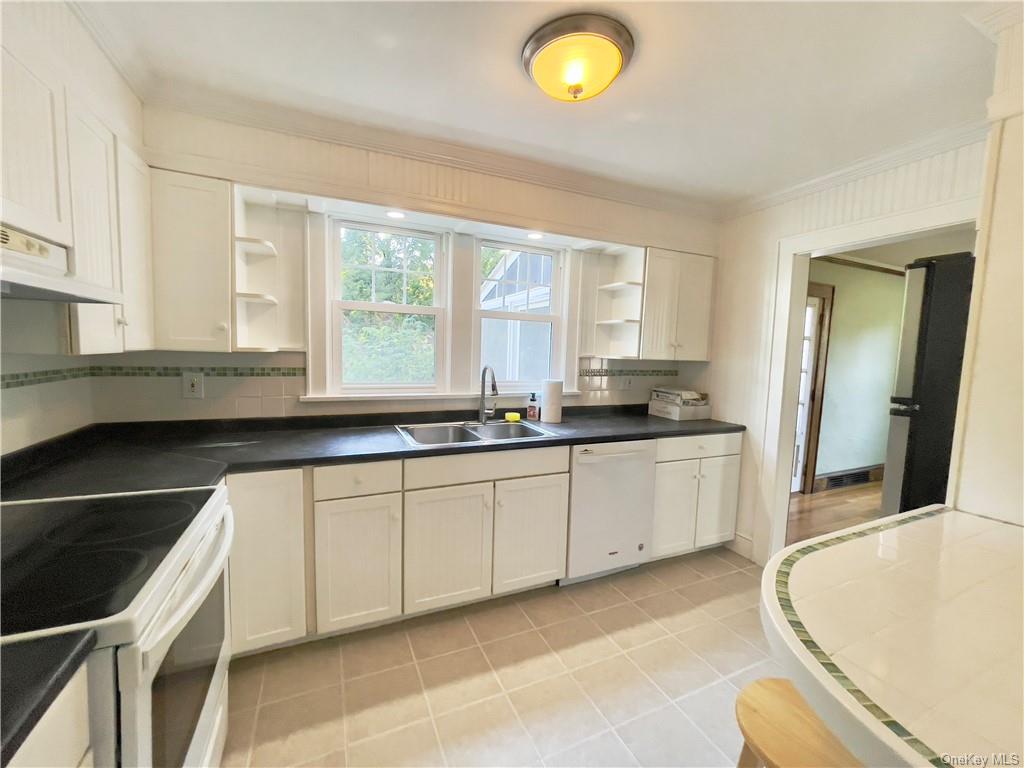Hyde Park, New York, 12538, United States, 4 Bedrooms Bedrooms, ,5 BathroomsBathrooms,Residential,For Sale,1980113