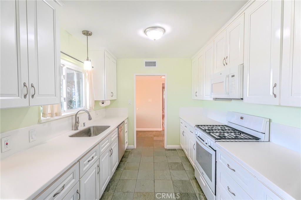 Woodland Hills, California, 91367, United States, 4 Bedrooms Bedrooms, ,3 BathroomsBathrooms,Residential,For Sale,1987508