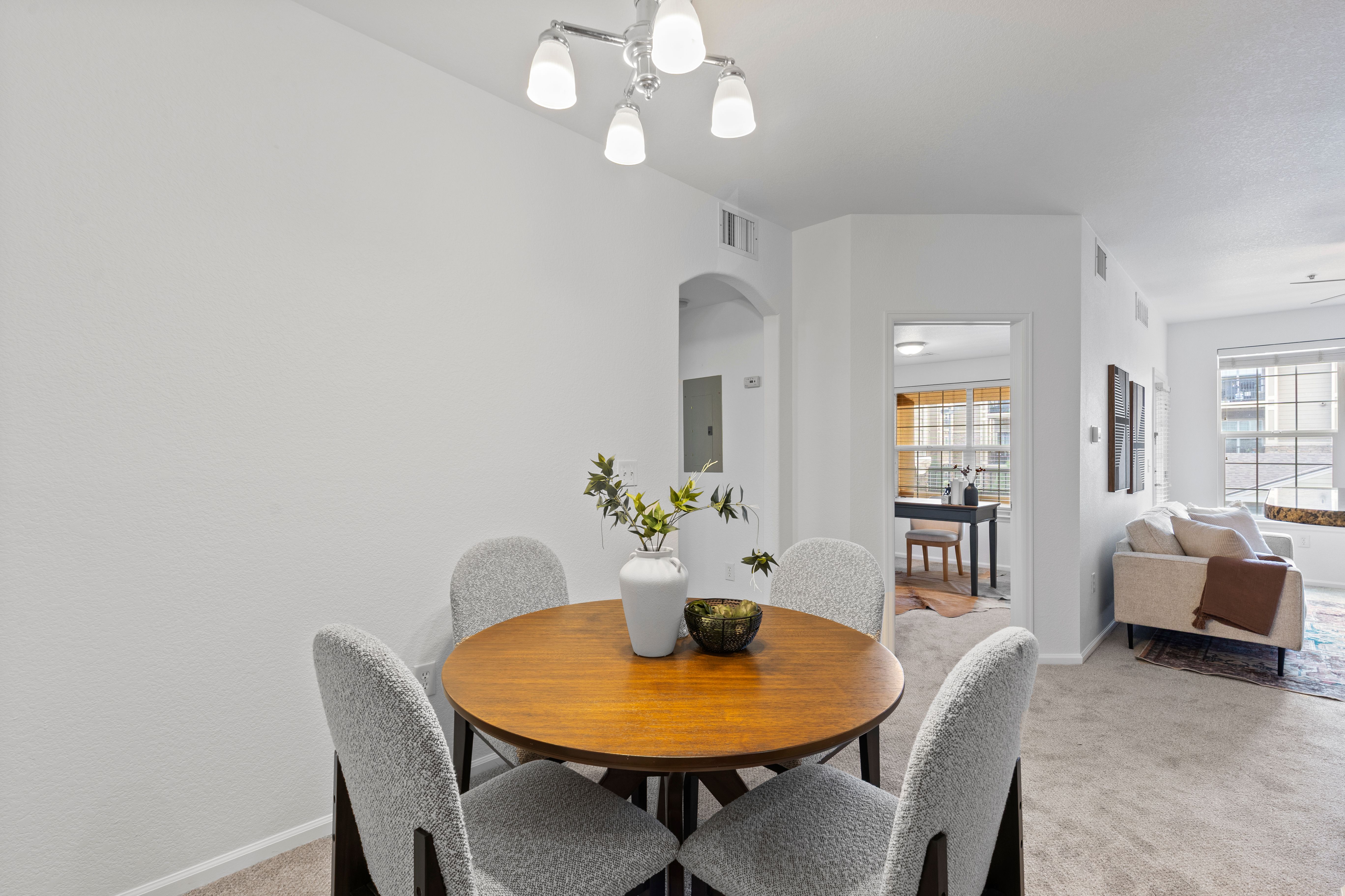  Thoughtfully updated, move-in ready in the highly sought after Prairie Walk - 物件實景