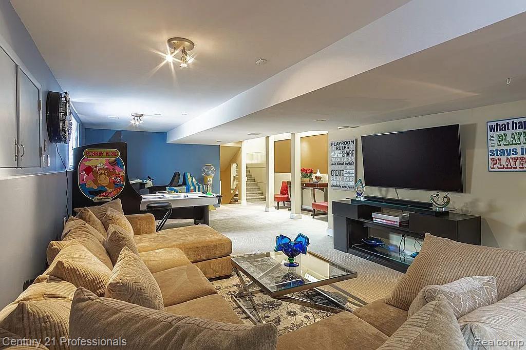 OrchardLake, Michigan, 48323, United States, 5 Bedrooms Bedrooms, ,5 BathroomsBathrooms,Residential,For Sale,1980200