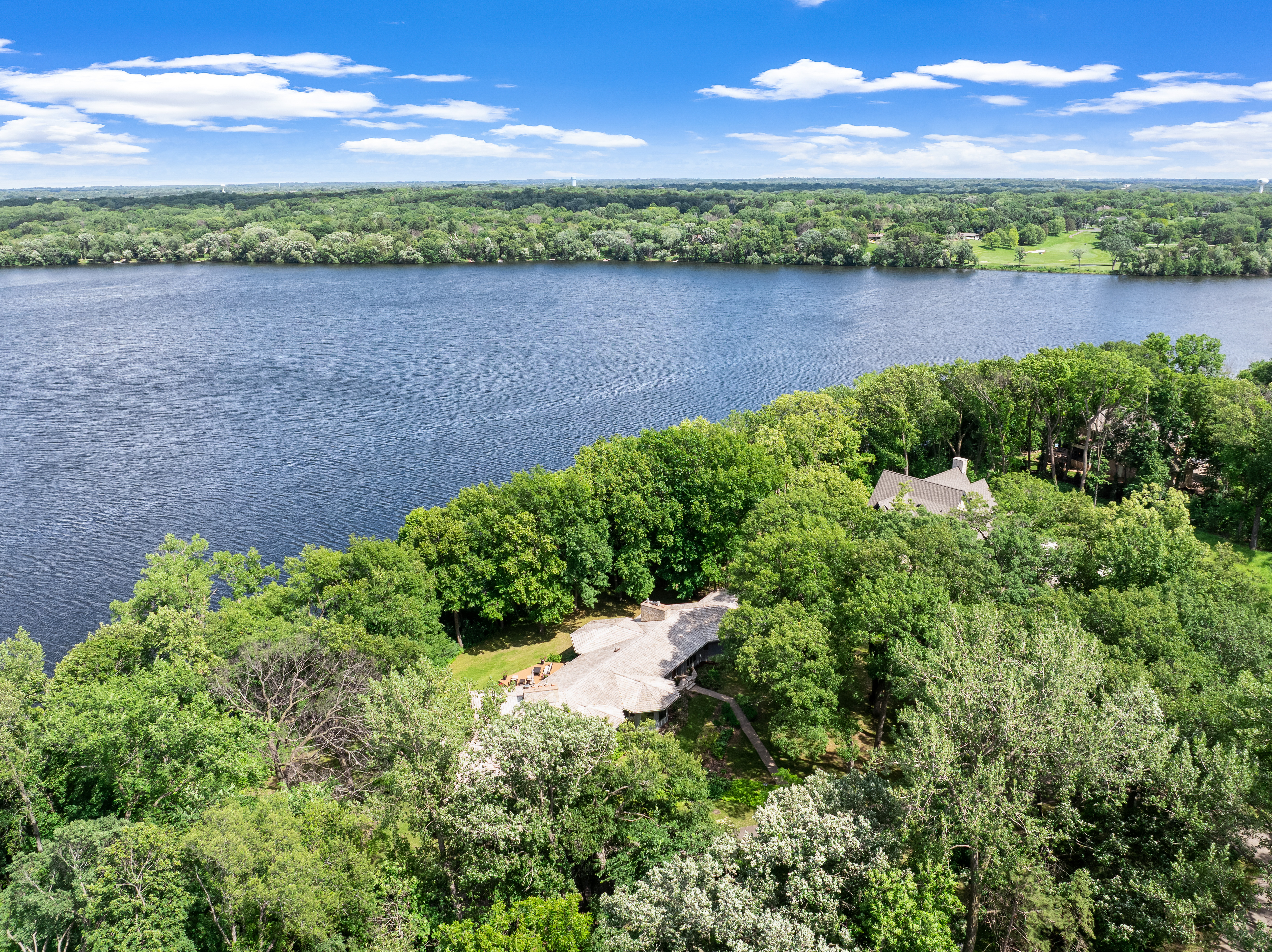  Lakeside Luxury with Timeless Charm and Modern Touches - 物件實景