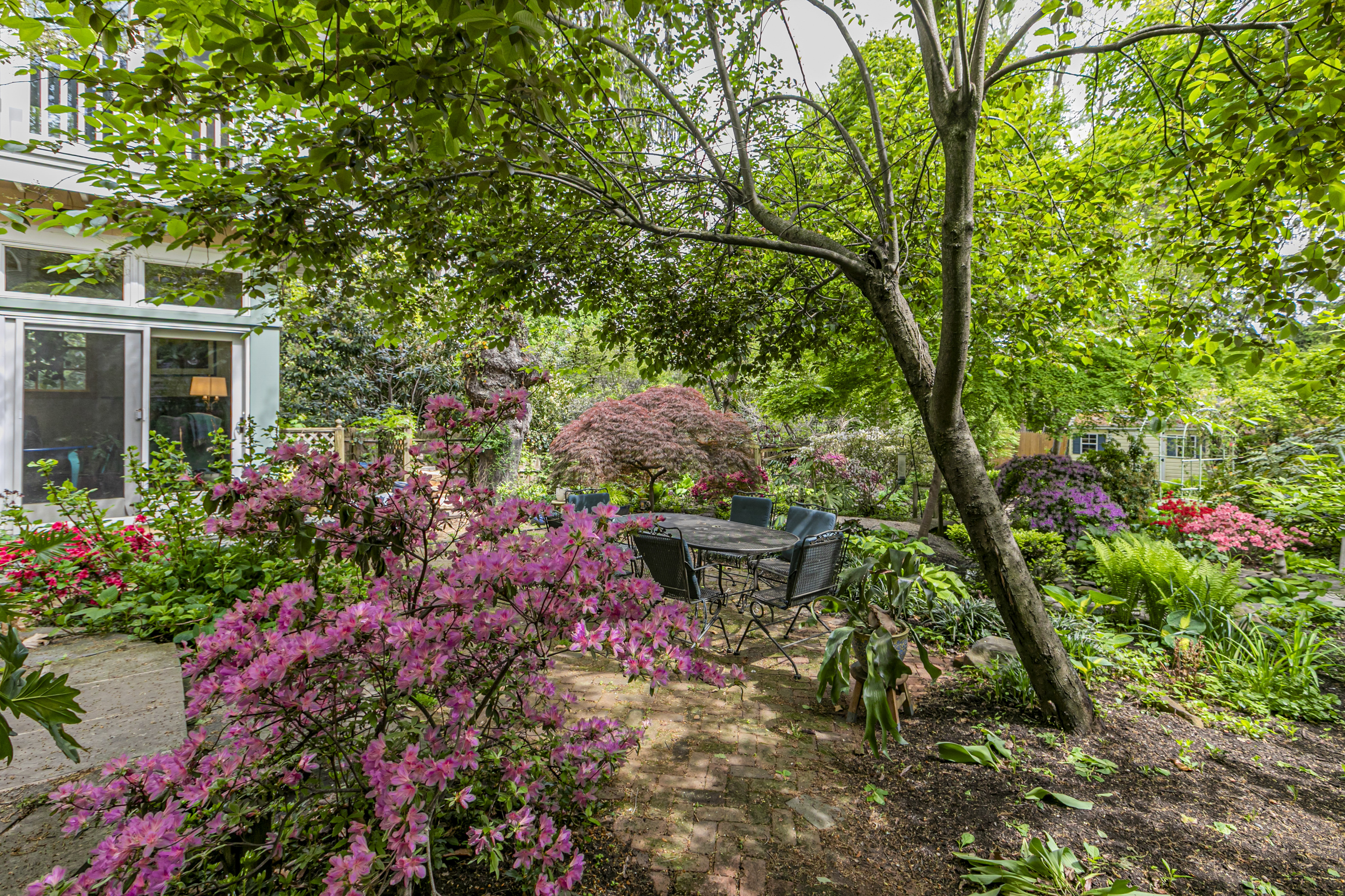  Storybook Princeton Home With Garden, Ponds, Parking, and In-town Location - 物件實景
