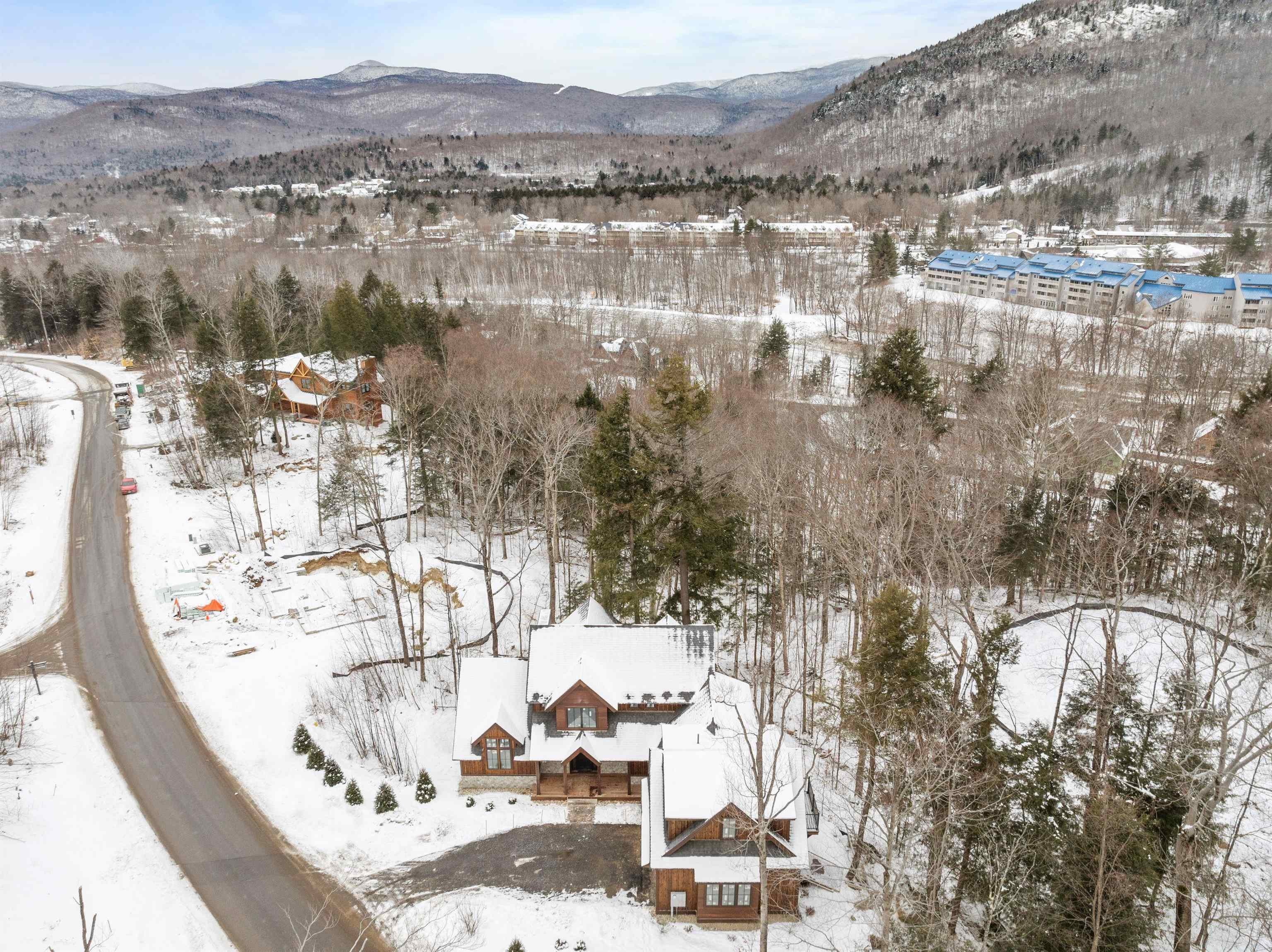 Lincoln, New Hampshire, 03251, United States, 5 Bedrooms Bedrooms, ,5 BathroomsBathrooms,Residential,For Sale,1979766