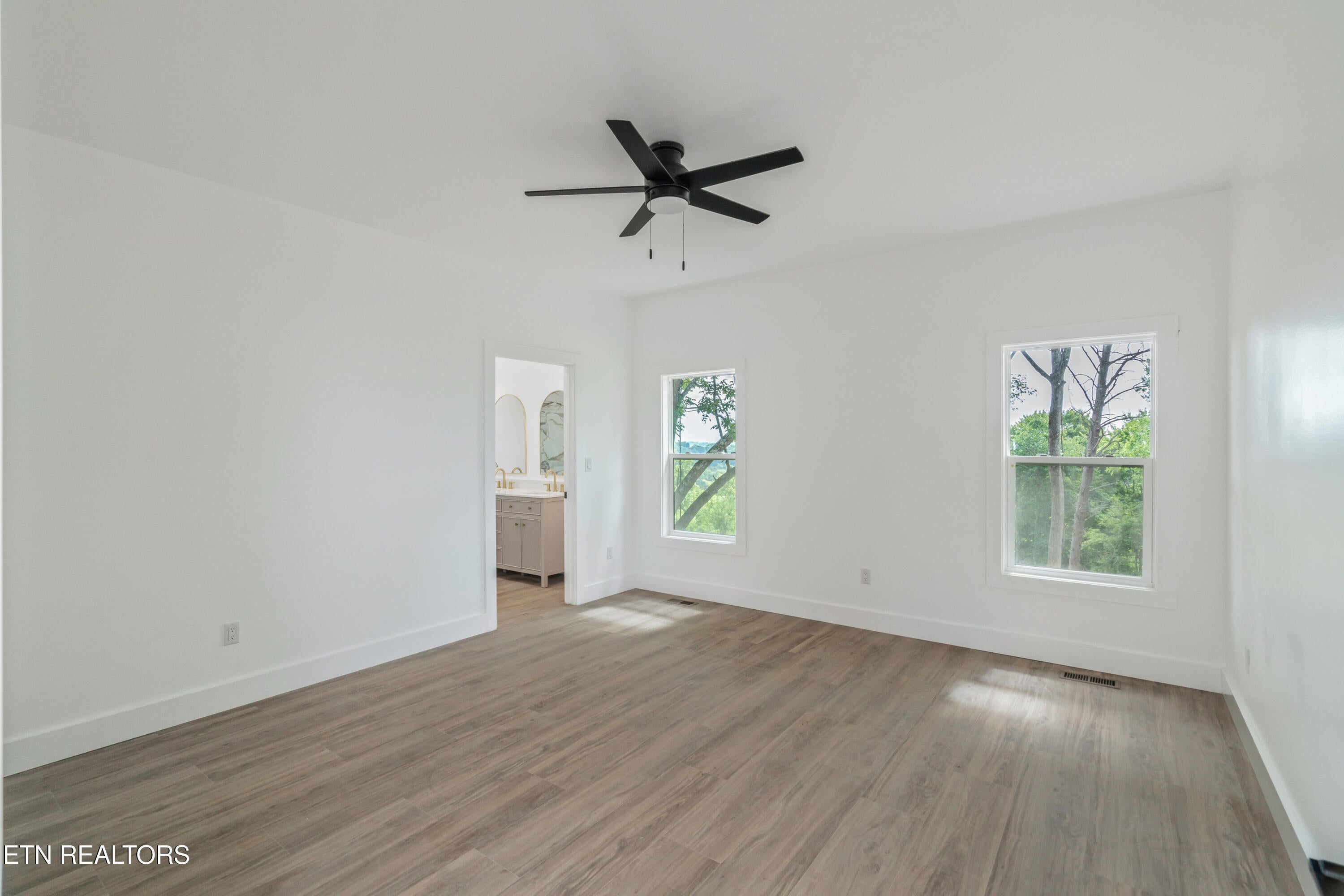 Kingston, Tennessee, 37763, United States, 3 Bedrooms Bedrooms, ,2 BathroomsBathrooms,Residential,For Sale,1907401