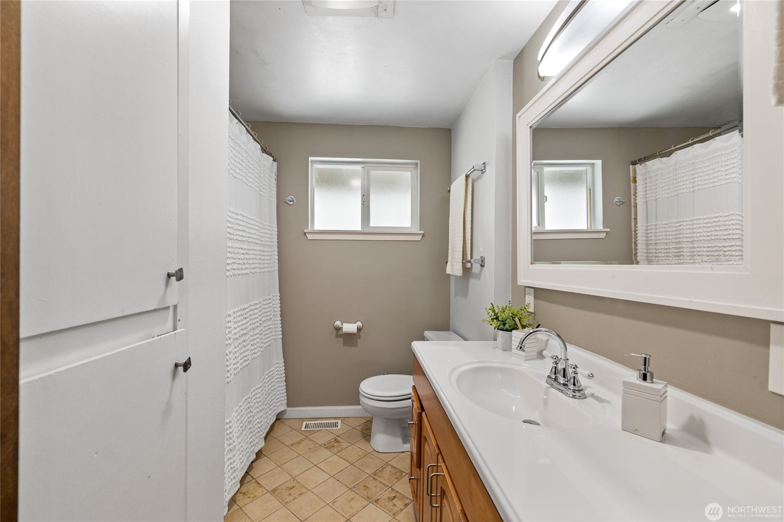 Seatac, Washington, 98188, United States, 3 Bedrooms Bedrooms, ,2 BathroomsBathrooms,Residential,For Sale,1905826